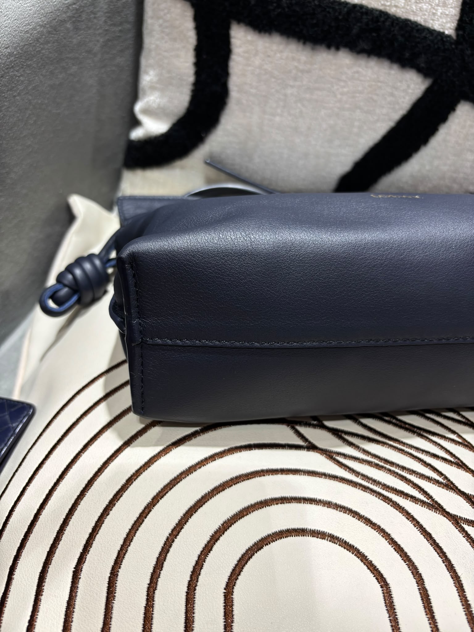 Loewe flamenco clutch 雲朵 limited edition 100%Authentic, 98%New ✅Dust bag