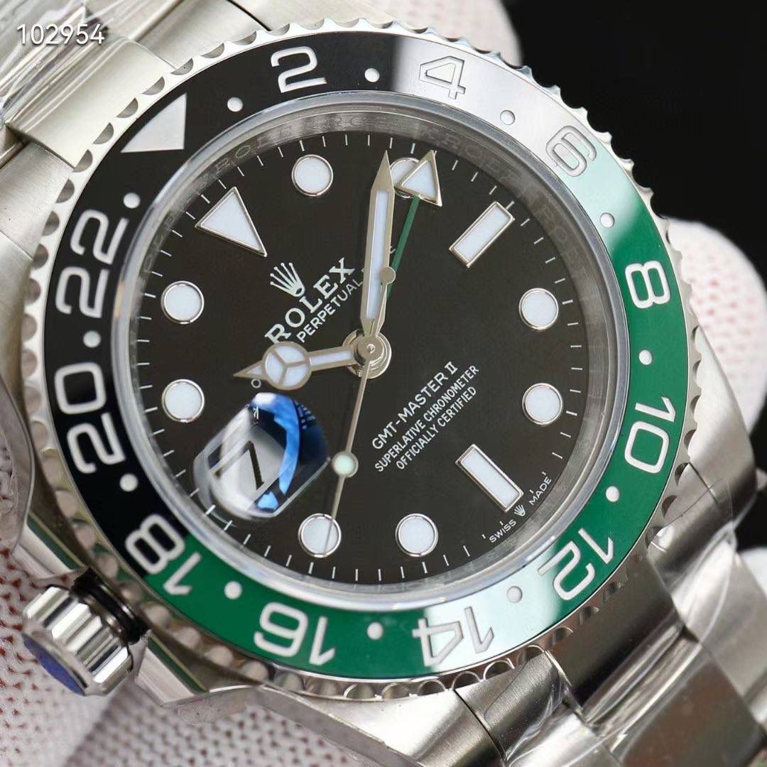 【官网最新 同步更新】 【新品上架 势不可挡】左撇子 “新里程”突破疆界与时具进2022年格林尼治型GMT Ｖ4 升级版黑绿陶瓷圈电镀白金 +上精致字面表盘电镀白金还原原装品质 显得更加靓丽 震撼上市 钢材采用正宗的进口904L原材料锻造打磨等工序而成，坚持不以普通钢材鱼目混珠的承诺，同步原装搭载3186/2836机-全自动机械机芯，走时精准稳定，专业测试检查，零返修！体现在于如下：1：和原版一样的GMT双时区表针在底部时针上面的第二层，🎮 由下到上的顺序为：时针-双时区针-分钟-秒钟。2：和原版同样通过调试时针快跳调整日历的功能。 3:直径：40mm专用防刮花蓝宝石镜面，“表盘夜光丁采用白金电镀，”更加靓丽高质感，超强夜光效果显示，几乎原装一致，真正王炸 突破技术壁垒 同步原装把头皇冠垂直向上，防水性能超好！🎮