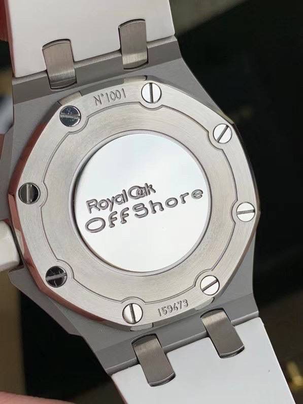 🚀全网独家新款，官网已停售 爱彼女款，皇家橡树离岸型，原装瑞士石英机芯、37表盘、厚度11.1毫米，原装进口防尘表带，反炫光处理蓝宝石水晶玻璃、包18K玫瑰金镶钻，32颗VV S足反南非真钻、精美绝伦、37表盘男女通杀！数量不多、手快有手慢无！