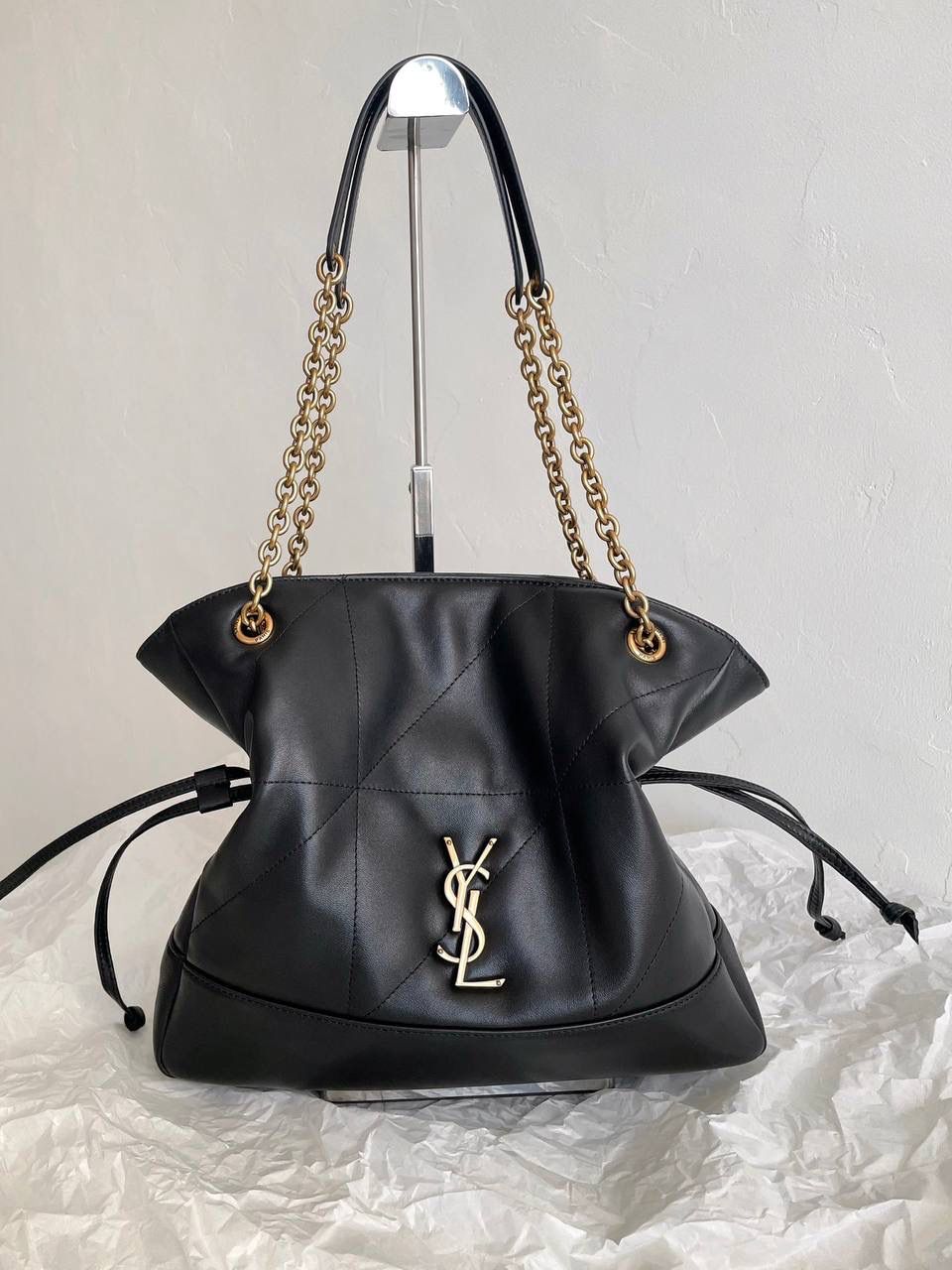 🖤小号爆款🔥 ys1 Jamie 4.3 large pochon福袋腋下包 设计师真的太懂消费者需要什么了吧 很多托特包的设计都没法让颜值和实用性两者都兼得 但是！这只tote做到了！ 它包身轻，容量大，而且还很优雅！ 是有设计在线，且贵气满满的实用型tote 我觉得比22bag好看耶 这是可以说的吗😝 还是一只可以让你实现优雅带娃的妈咪包～ 29×27×11cm833948m