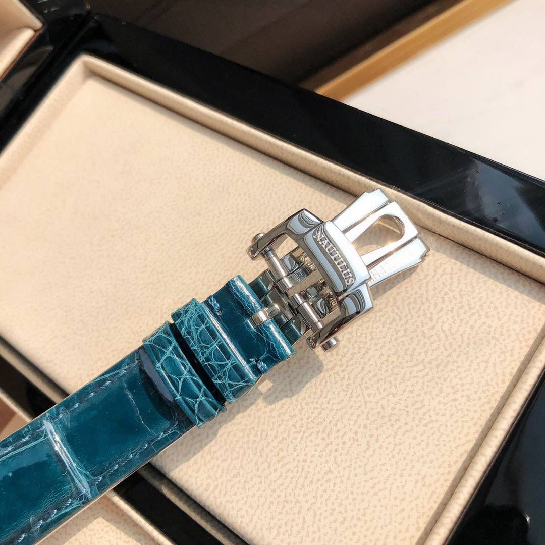 堪称一绝钢表之王，最美女款百达翡丽7010R鹦鹉螺 32mm银色蓝白色 表徑精巧独特舷窗结构表壳，完美优雅风格，采用不锈钢18k镀玫瑰金。水平横纹浮雕图案的表盘。表圈镶嵌46颗天然南非钻石💎美洲鳄鱼皮表带‼️