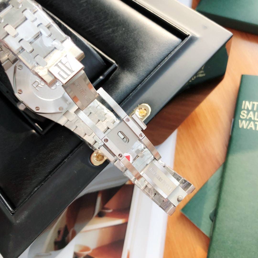 新年好礼！专柜很难买的AP女款到货啦！今天我们介绍的就是爱彼皇家橡树系列中的女士腕表。其官方型号为67650ST.OO.1261ST.01。爱彼皇家橡树系列独有的八角形外观还拥有爱彼独特的设计风格也将女士优雅风格融入其中，深受女士们的爱戴，即使只有33毫米的小尺寸，也将爱彼独有的纯净美感与刚毅线条展现的淋漓尽致。 搭载瑞士石英机芯、拥有实用的日历显示功能，女士们佩戴起来不会显得沉重 配专柜全套包装出售。这种货一般数量不是很多的。数量有限哦😎🚀🔥