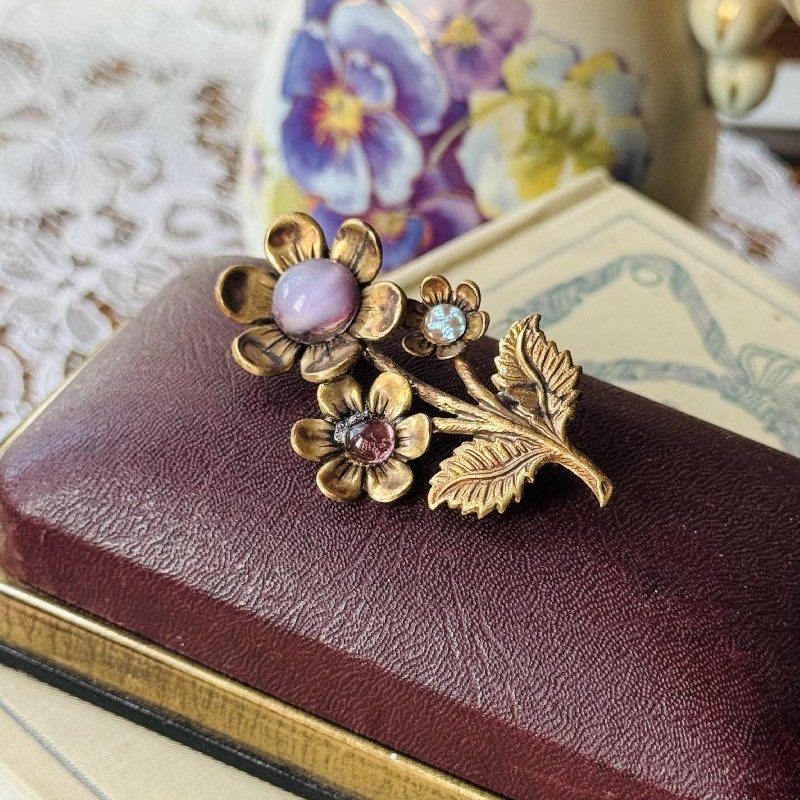Vintage Czechoslovakian Brass Tone Glass Cabochon Flower Brooch(NZ066)