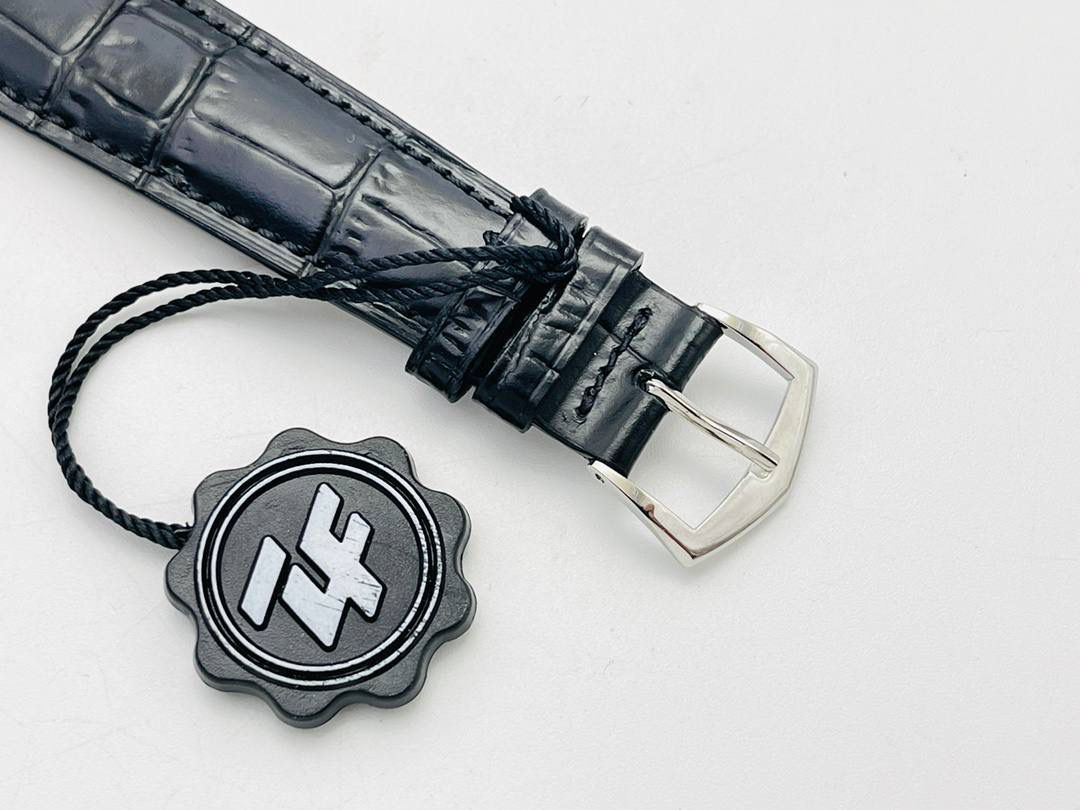 2021心诚所致，震撼推出精细美学代表之作——百达.翡丽古典表系列——5296V3版！【细节升级如下】腕表尺寸38mmX9mm 薄而有质！🤩😍 1⃣️完善表壳细节，提升打磨质量，独家还原出正品的完美比例和特有质感。 2⃣️刻度，指针采用最新的贵金属电镀技术加持，效果更佳出彩！ 3⃣️“锅盖型”微凸蓝宝表镜，版型与正品一致，效果通透，辨时清晰。 4⃣️【引领一体机时代】采用定制版Cal.324一体机——更薄，更稳，更像。 【表带】经典意大利小牛皮表带，纹路清晰，质感上乘。针式表扣打磨齐整光亮，通用原装无压力。