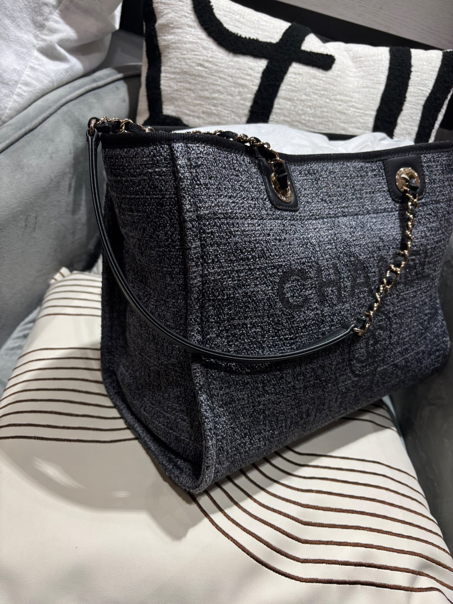 Chanel Deauville Tote Bag Medium 100%Authentic, 98%New ☑️31Card☑️Dust bag