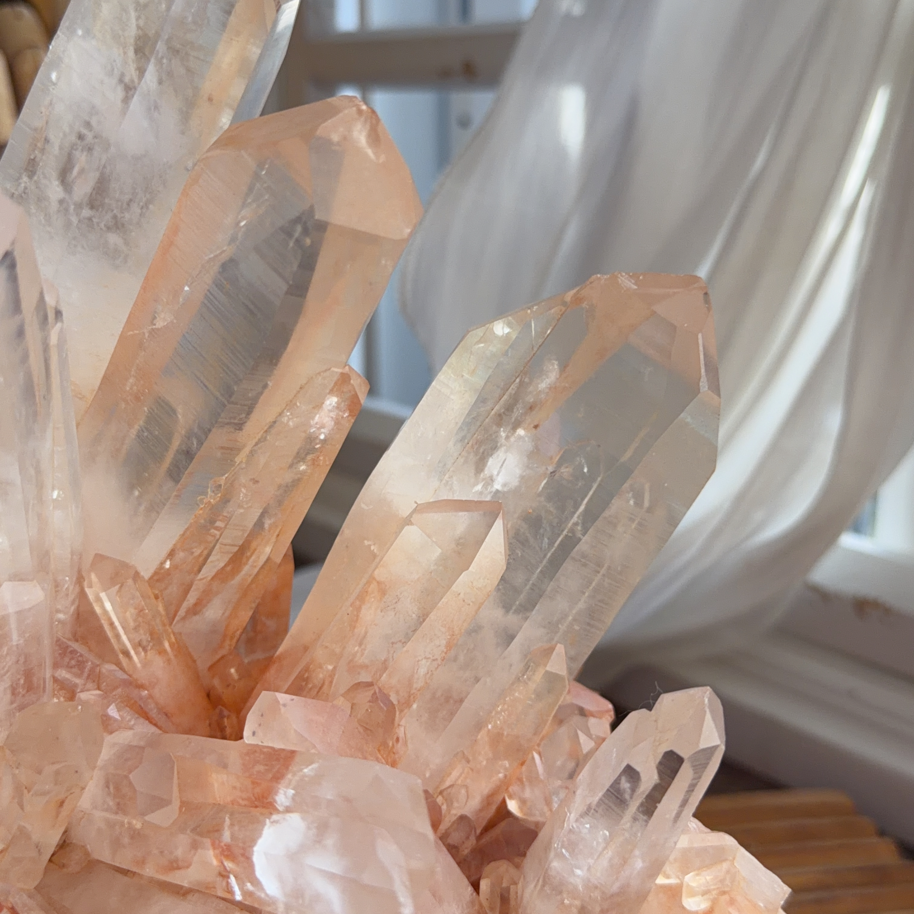 天然橙色皮白晶簇（包底座）