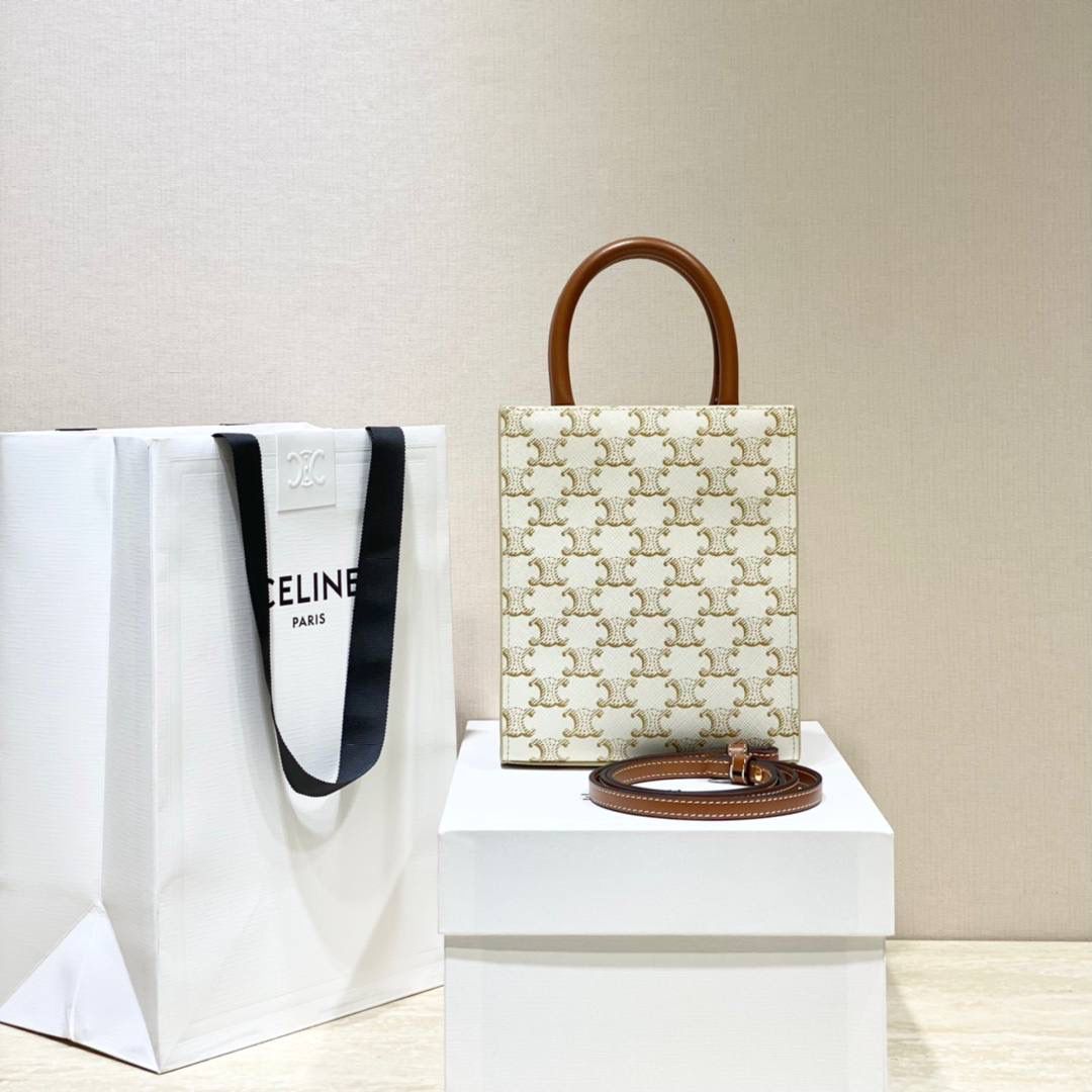 🔥大货实拍图 𝗖𝗘𝗟𝗜𝗡𝗘 ♥ 𝗧𝗥𝗜𝗢𝗠𝗣𝗛𝗘 𝗖𝗔𝗕𝗔𝗦 𝗧𝗢𝗧𝗘 今年新出的白老花真的击中我💘这是什么温柔美貌的配色啊啊啊！老花也可以满满的清新春夏感🏝 型号：194372 尺寸：17*21*4cm