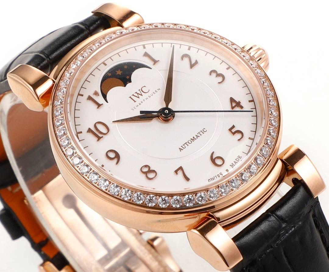 IWC达文西 IW459306 蓝色表盘配月相，好看又有氛围感，蓝色和月相搭配很协调。 这款达文西是复古经典设计，表盘干净清楚，指针是剑形，表冠是圆拱形，表耳可活动，戴着手腕更舒服。 表底刻有“生命之花”图案，是重叠圆环的几何样式。 表径36mm，精钢表壳，自动机械机芯，带中央停秒、月相显示，表底有特殊雕刻。 防水30米，动力储存42小时。 整体简约大方，细节精致，很适合成熟优雅的女生佩戴❤️