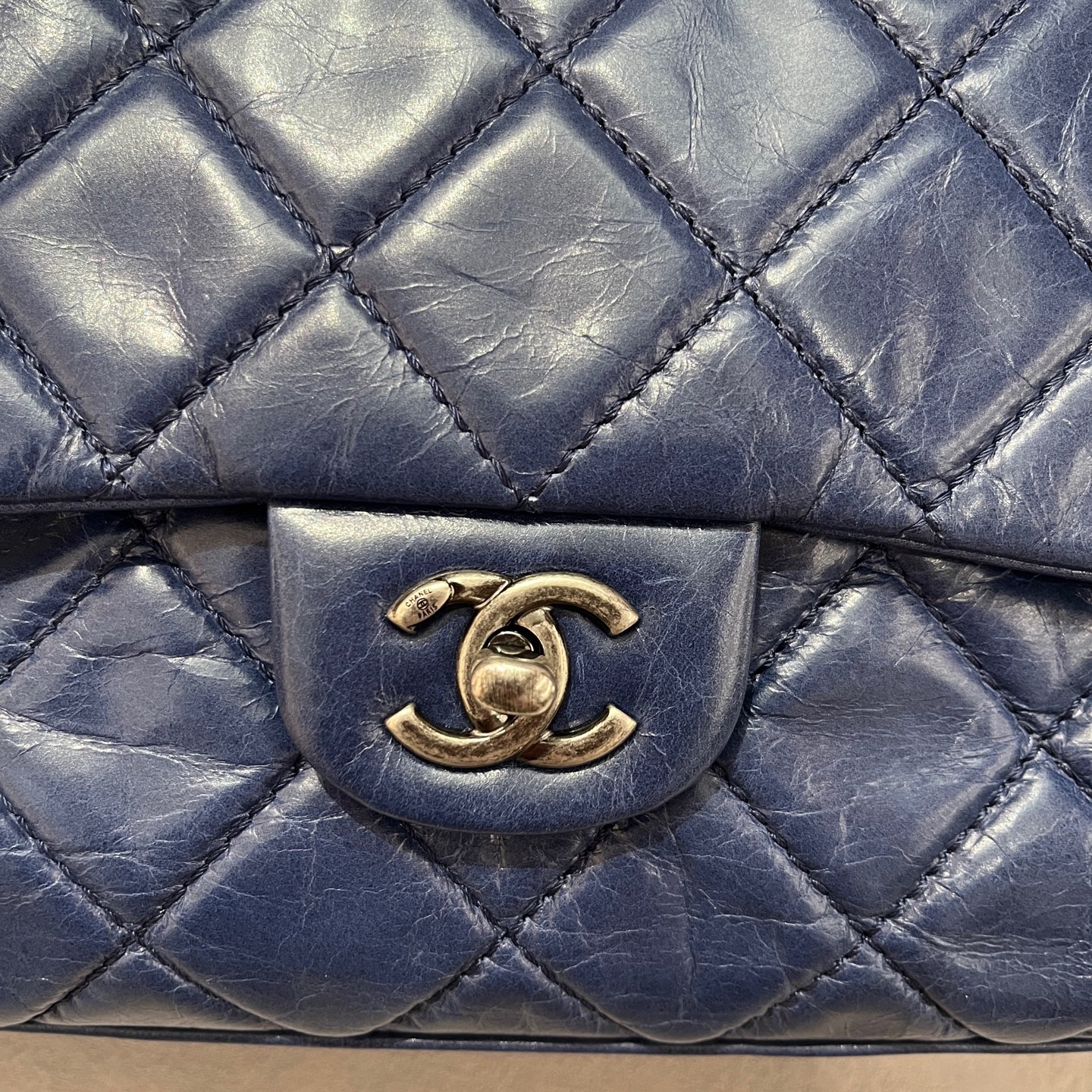 【預訂貨品】Chanel 15C油蠟皮深藍色斜孭袋