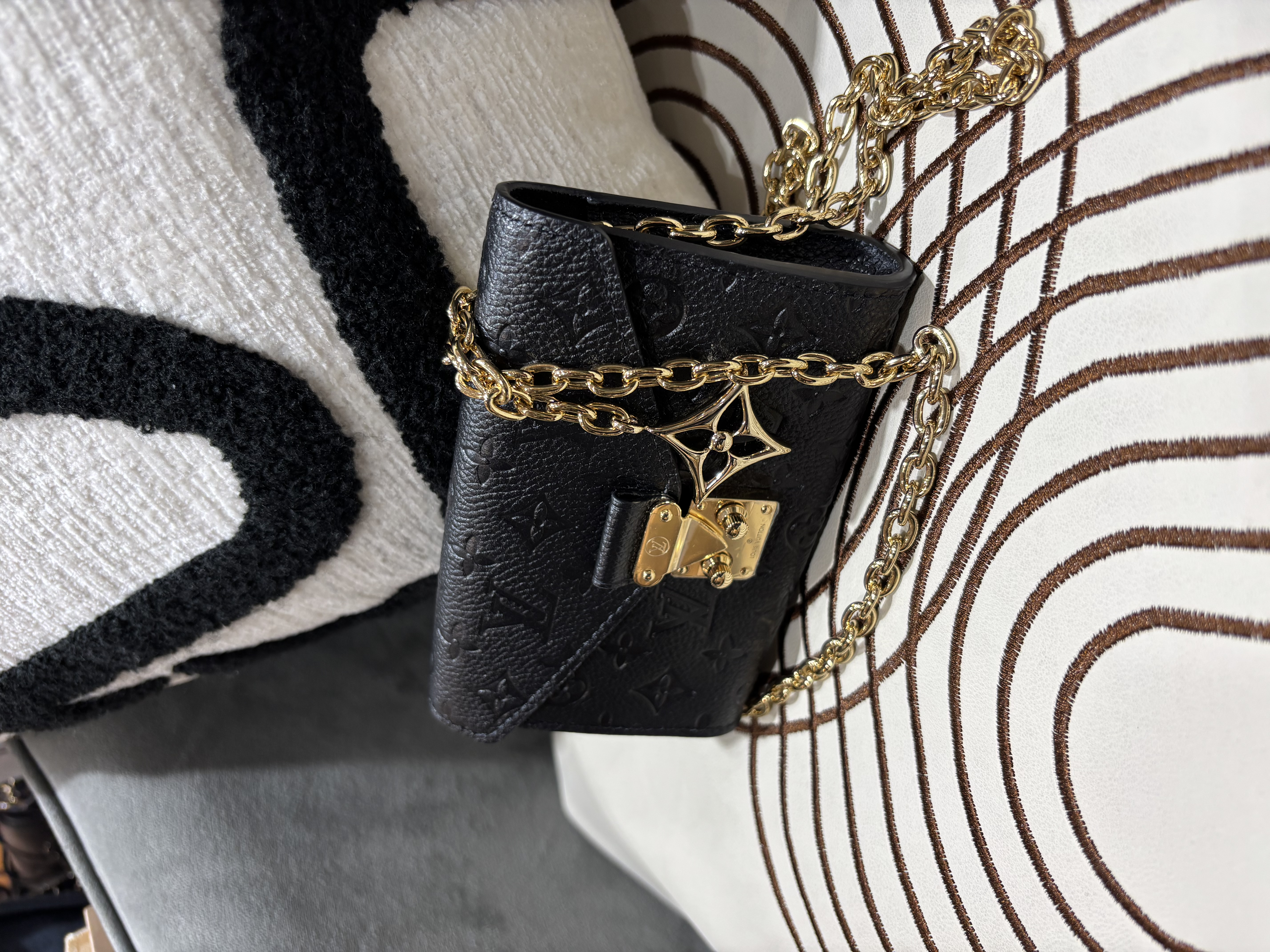 全新 Lv Pouch Metis Belt Chain Wallet 黑色Black Calfskin Monogram Empreinte 鏈條銀包 M4717Z,100%Authentic,全新未使用品  ☑️Dust bag☑️Box