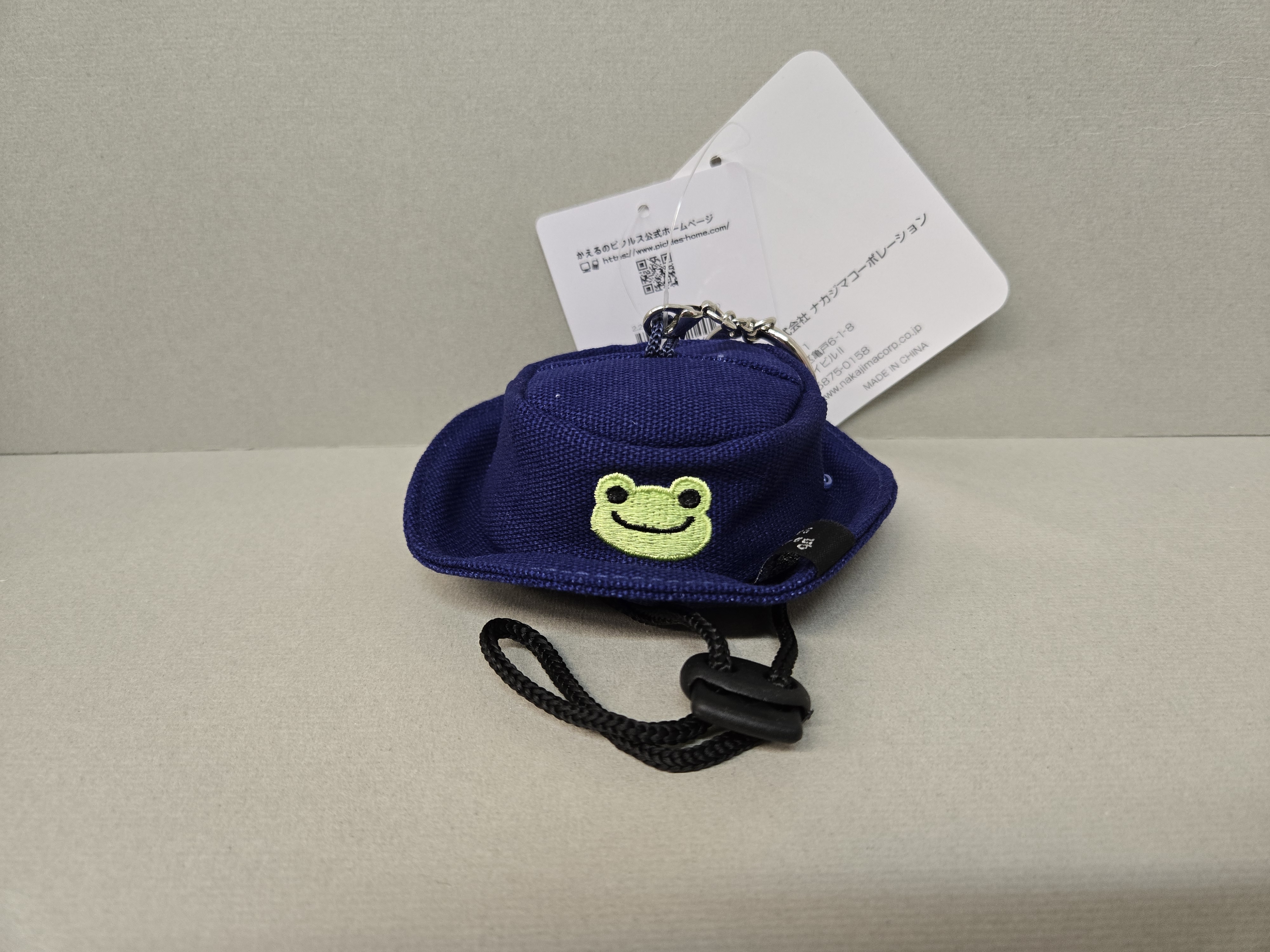 Pickles藍色刺繡青蛙頭帽型袋仔掛飾