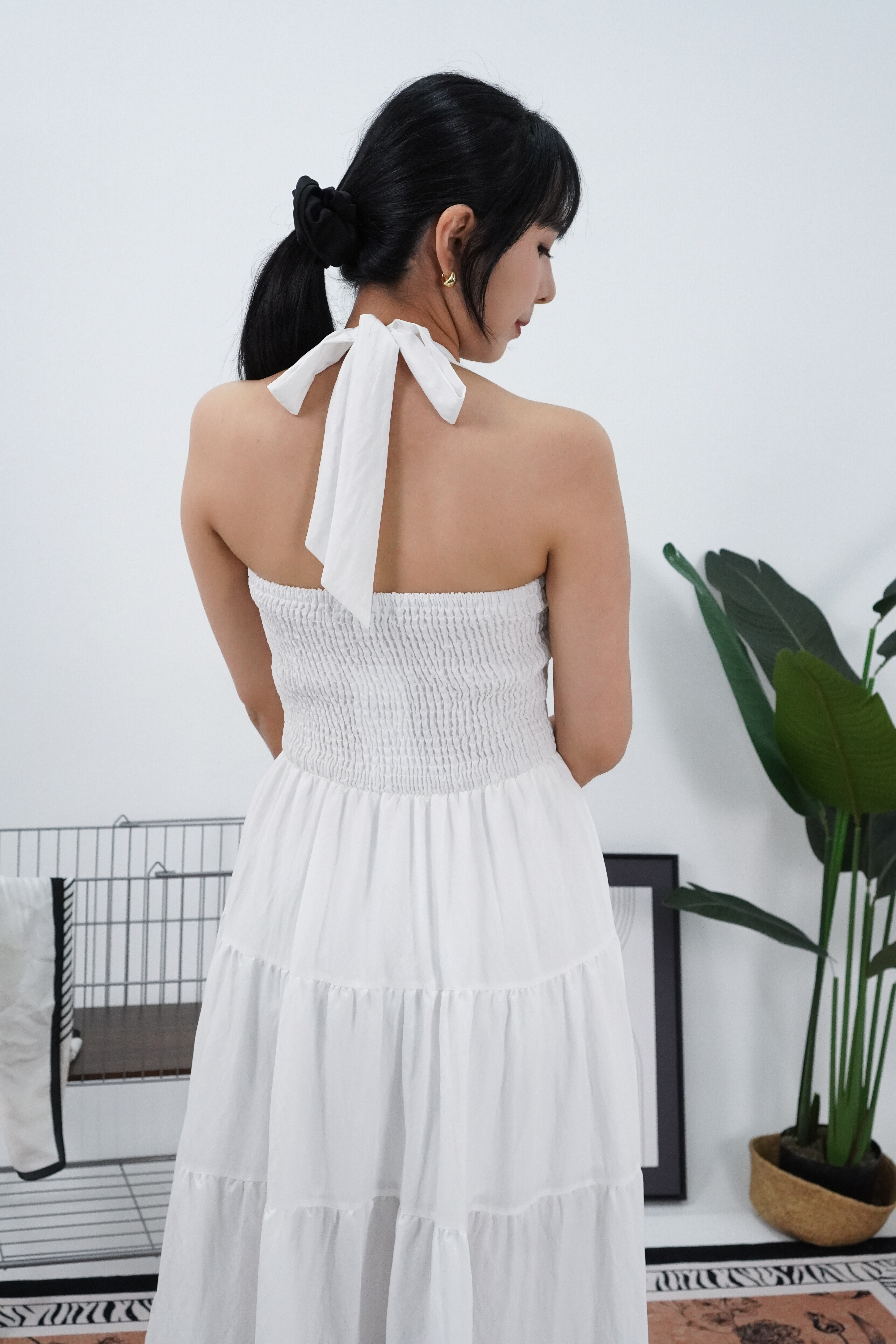 白色法式挂脖连衣裙