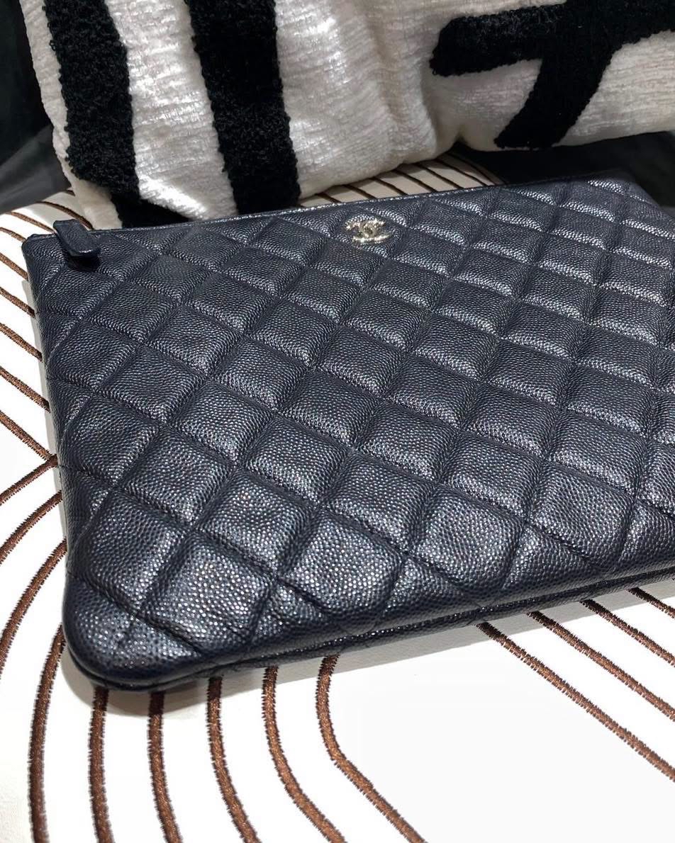 Chanel clutch bag 黑色荔枝牛皮手拿包 100%Authentic , 98%new  ✅card✅dust bag