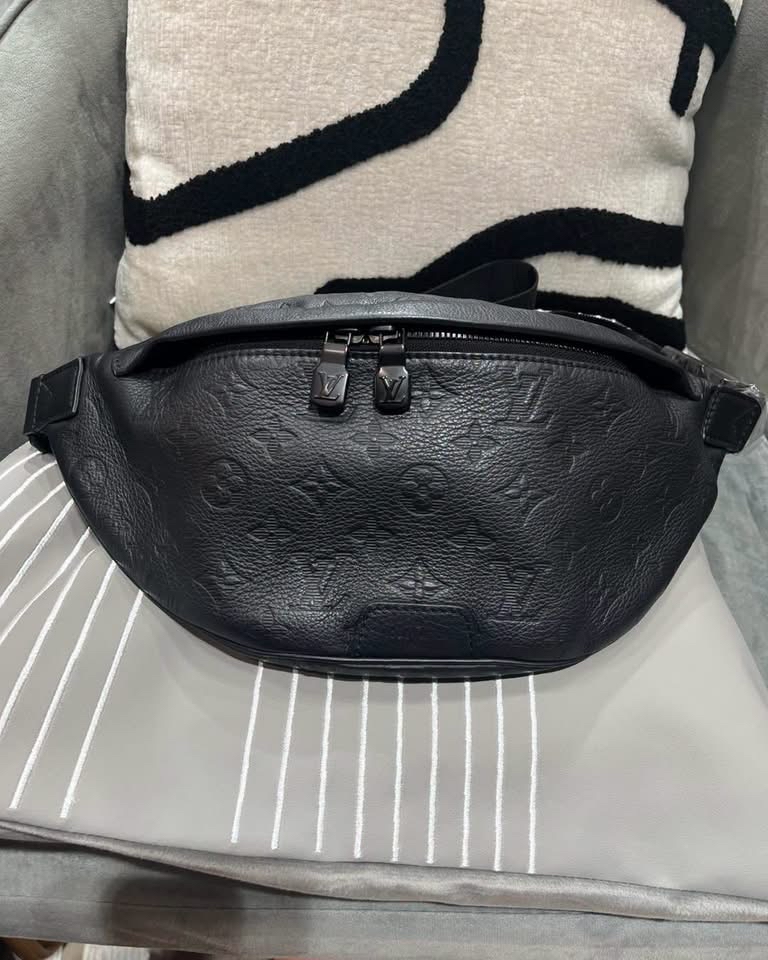 LV Discovery Bumbag PM M46036 Calfskin Black 100%Authentic, 98%New ✅Dust bag
