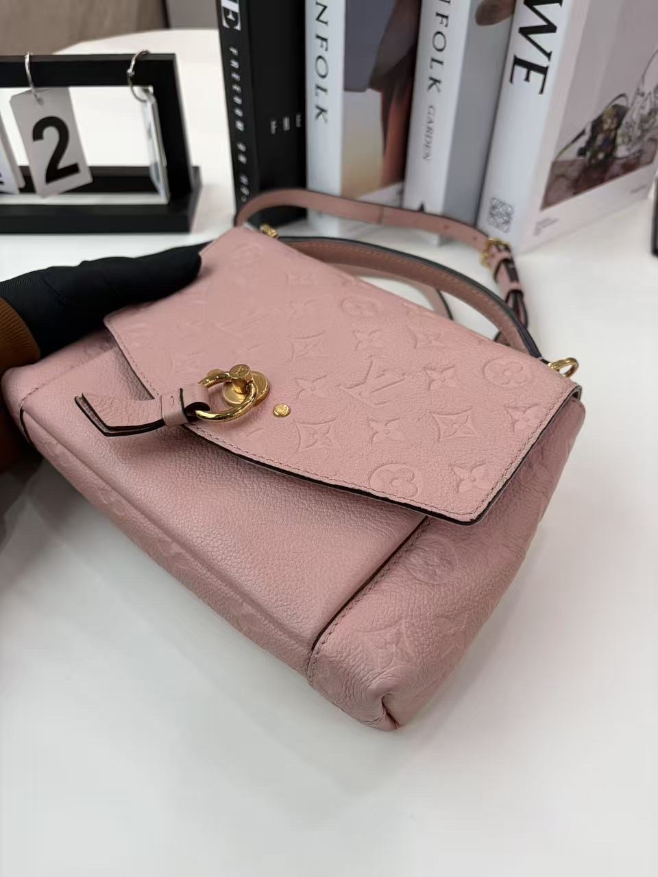 【預訂貨品】LV blanche全皮壓花郵差包