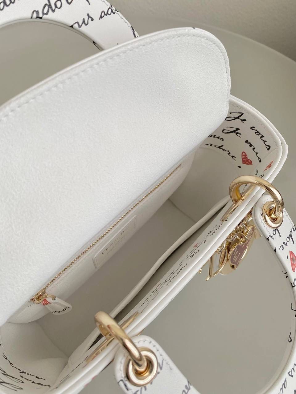🈶爱心白 𝗗𝗜𝗢𝗥 𝗟𝗮𝗱𝘆四格 七夕限定，更是每一天的爱意限定 情书💌款这种淡淡的色调好梦幻 从印花到纯色都散发着治愈的气息 刻印的纹理感，伸手可触 连绵不断的法语我爱你'点缀着爱心❤️ 是写满了法式浪漫的包包呀！ 请拥有，这独一份的爱意 20×17×8cm #4123m