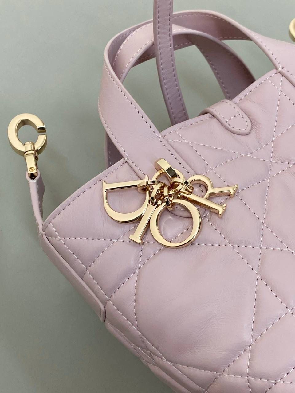 🈶粉色，迷你 𝗗𝗜𝗢𝗥 𝗧𝗼𝘂𝗷𝗼𝘂𝗿𝘀新版竖款 火爆全网toujours缩小版来啦！ 看到真的心动得不行～ 实物就是常规迷你水桶大小， 真的可爱死 别说，包虽小但容量还挺大的 日常用品都能轻松装上 肩带长度也刚刚好，不挑身高 反正就是太乖啦！夏日必备 😍 13×15×12cm #M1272m