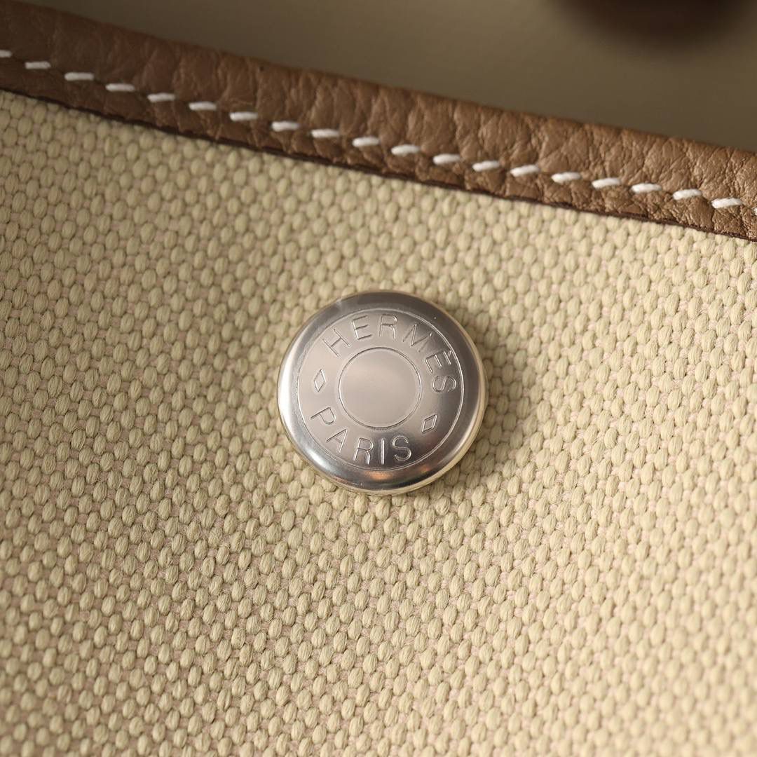 Hermes 爱马仕 Garden Party 30 布配大象灰皮花园包👜✨ 尺寸：30*20*13cm 配皮面料是采用法国原厂的Togo皮，纹路清晰，颗粒感饱满，手感细腻，扑鼻而来的香味，爱不释手 版型真的是决绝子 喜欢大包的就入手吧 绝对不后悔的一款大购物袋😍💕