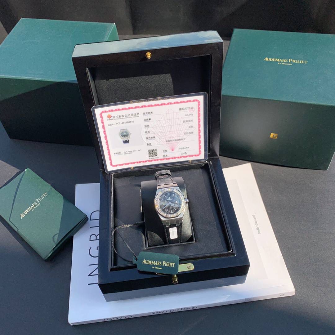 全网女神看过来😍😍这款爱彼女表才是最具有性价比的… 爱彼皇家橡树系列型号67601石英腕表，皇家橡树系列独有的八角形外观还拥有爱彼独特的设计风格也将女士优雅风格融入其中，深受女明星们的爱戴，表带澳洲湾鳄鱼皮，即使只有33毫米的小尺寸，也将爱彼独有的纯净美感与刚毅线条展现的淋漓尽致，而镶满钻石的表圈也为佩戴的女士增添了更多的柔美。（32颗明亮式切割美钻，总重约0.65克拉）巴蒂镶嵌一枚半透明凸面蓝宝石，搭载瑞士进口石英机芯，拥有实用的日历显示功能，女士们佩戴起来不会显得沉重 ，配专柜最新全套包装发货！这种货一般数量不是很多哦