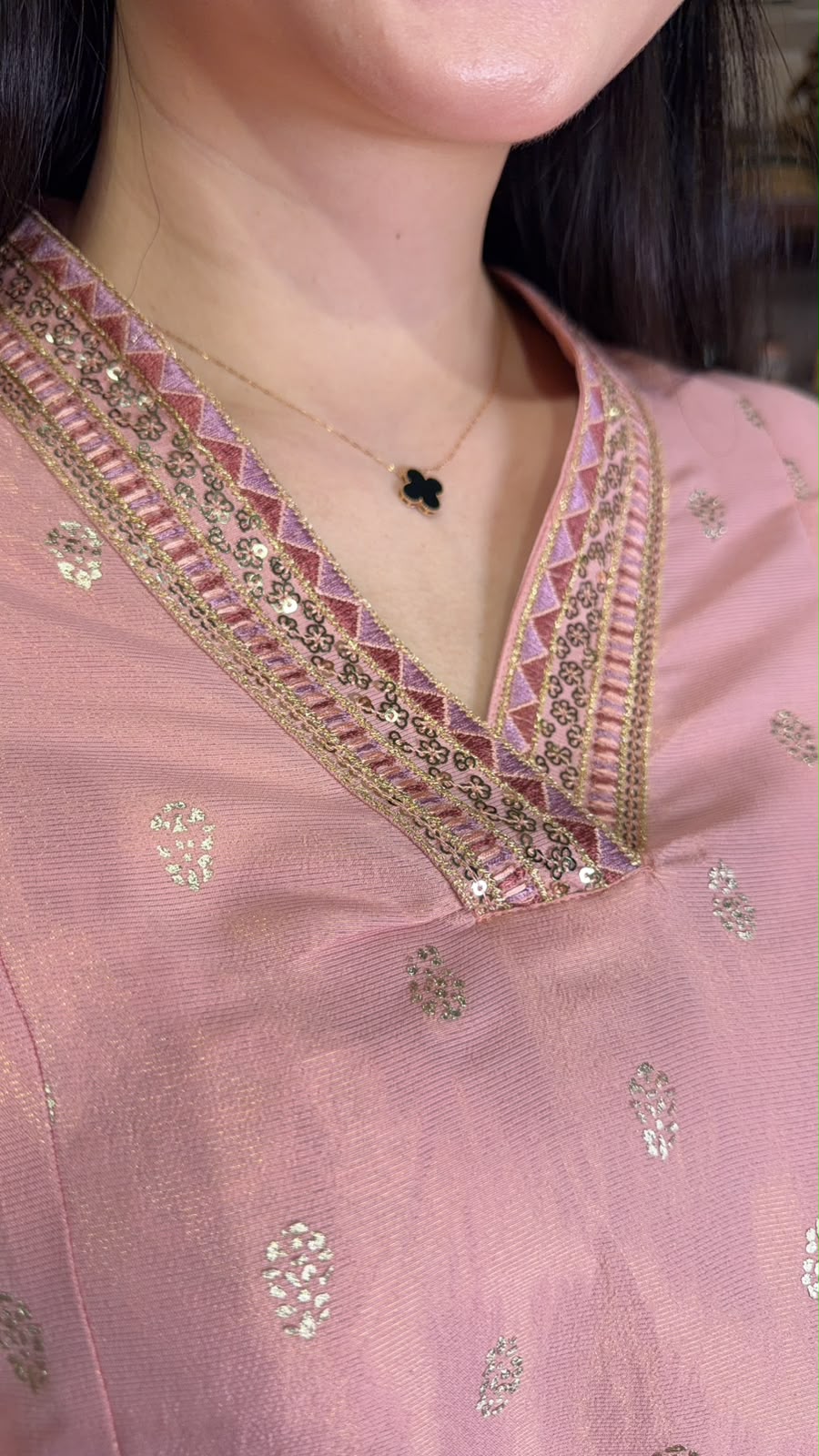 3166 Pink V-neck Emb. OP