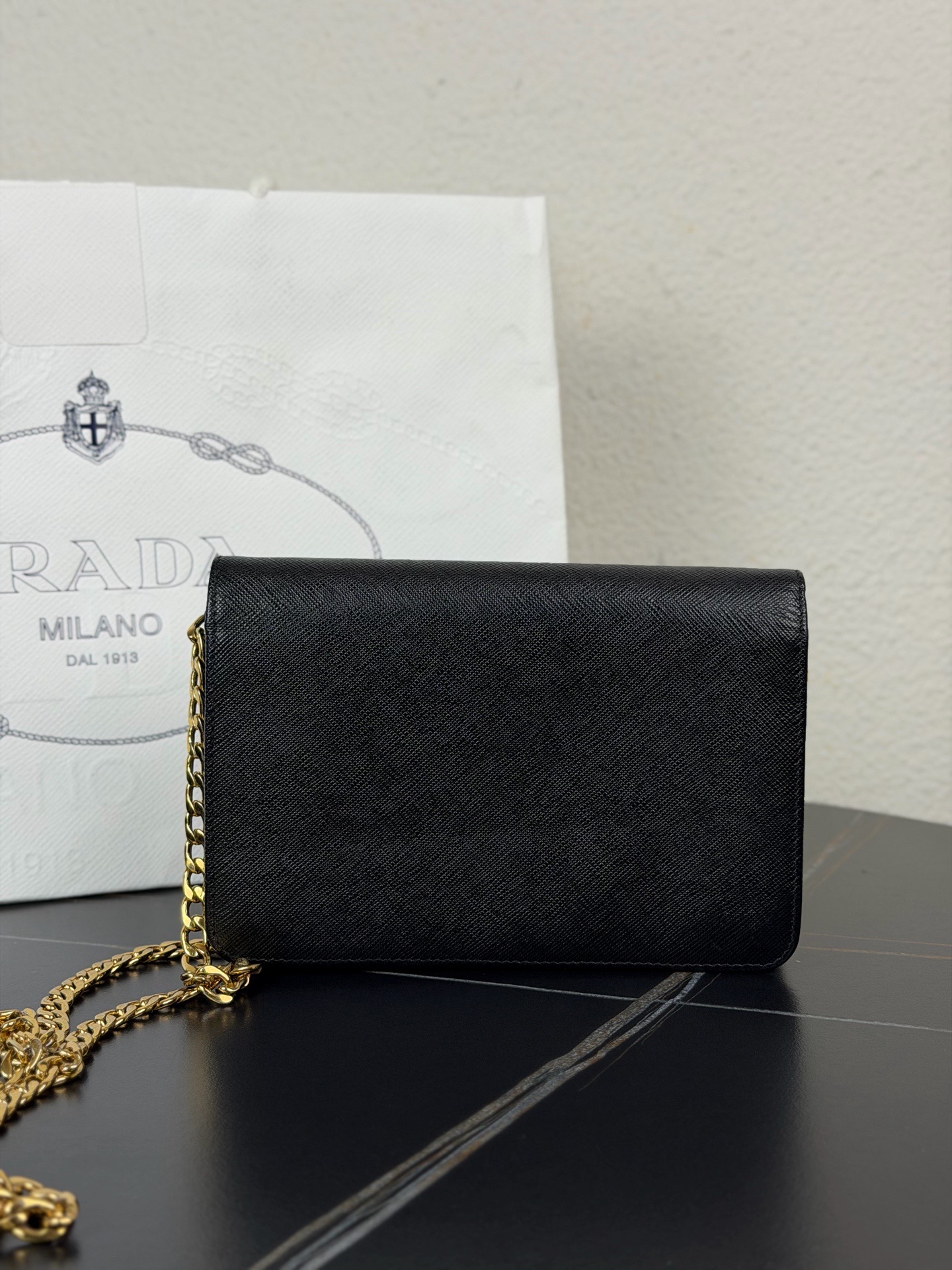 【預訂貨品】Prada三角標黑金配色woc