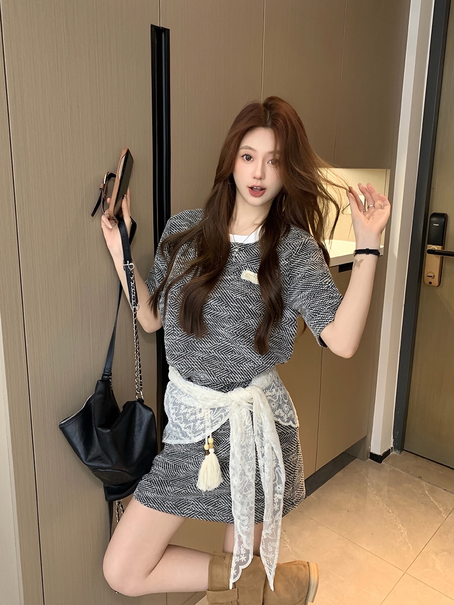 B236(3202) 韩系双色面料小香风肌理感上衣与付丝巾短裙灰套装