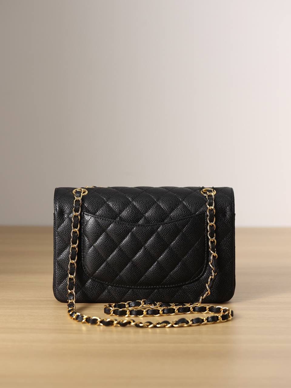 CF经典荔枝纹金扣23cm👜💞 独家渠道货，欧洲原厂进口皮，所有鉴定点都已过，还是个驴一样，渠道货，原厂五金原厂面料，组装货！ 随便对比市场任何一家都没问题，只对比做得最牛的，此款我们自己有买原版！ 我们一直坚持一个原则，无原版不开发，不是自己的货不卖！💯🤟🏻