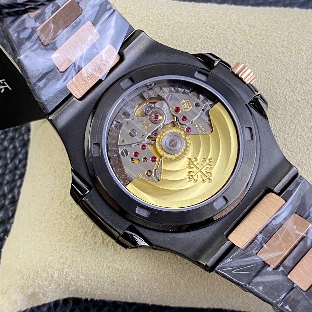 【PATEK PHILIPPE 鹦鹉螺5711 DiW 】碳纤维的美学呈现，DiW赋予鹦鹉螺5711 腕表别样的风格。DiW作为知名的腕表改装品牌，以高端的碳纤维赋予腕表全新的视觉与触觉体验，进而吸引了众多爱好者的关注。鹦鹉螺5711腕表是DiW近期的代表作，这款腕表开创了复合材料进化的新纪元，因为它在美学上结合了高端碳纤维的轻盈感和陶瓷的的光滑度。该腕表表壳采用高端碳纤维制成，并融入了不锈钢元素，黑色的整体色调与不规则纹理造型，尽显别致观感。表盘搭配时标与指针，呈现出典雅与奢侈的质感。腕表后盖采用不锈钢材料进行黑色涂层制作，视觉观感非常统一。腕表搭配的表带特别震撼，也是碳纤维与不锈钢材料组合制成，碳纤维的纹理如云似烟，让人爱不释手。百达翡丽鹦鹉螺5711经DiW重新改造制作，个性前卫，时尚炫酷，非常适合追逐个性和潮流的年轻人们！