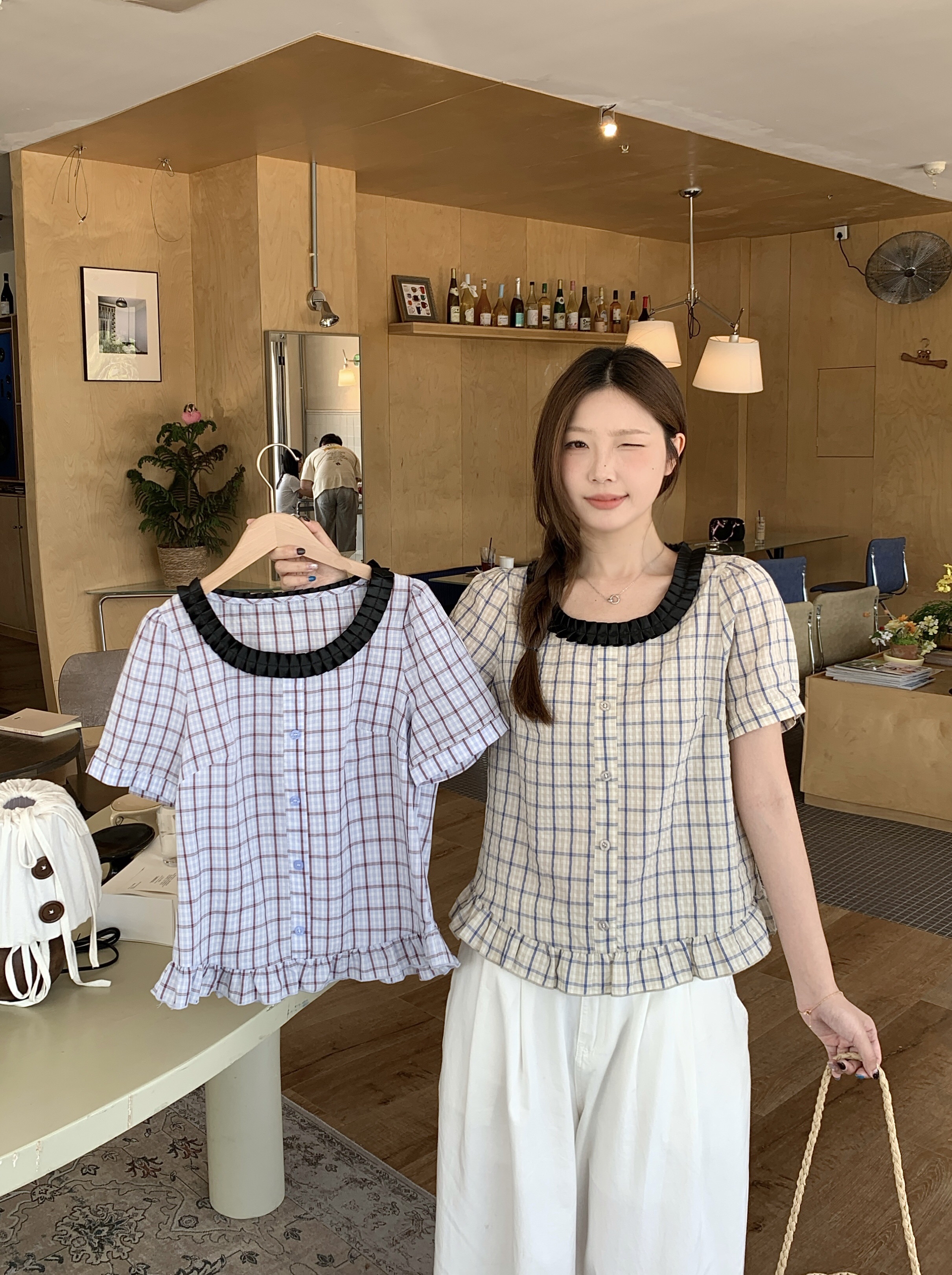 B223(80938) 法式精致格纹撞色黑木耳边领与下摆荷叶蓝卡其上衣