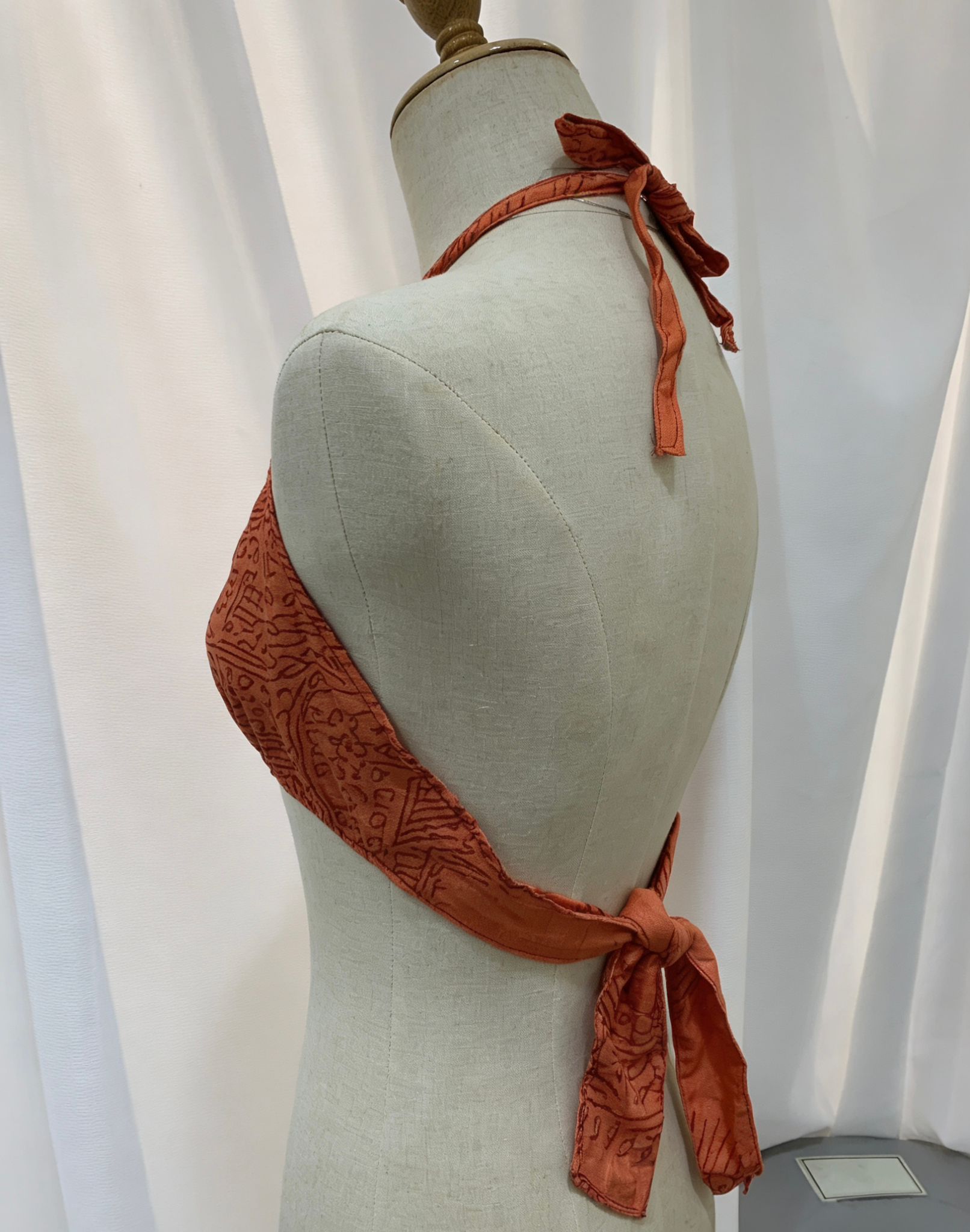 復古印花露背綁帶上衣