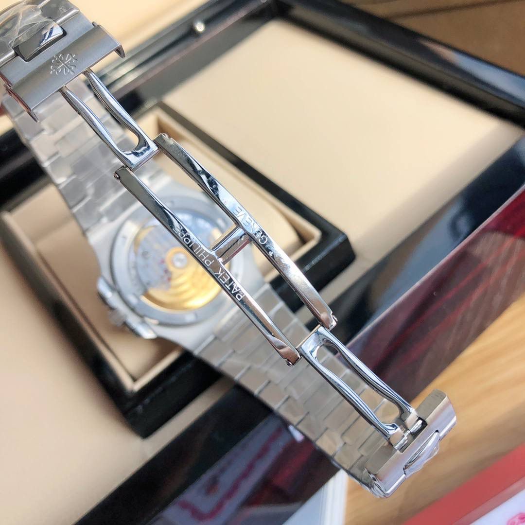 百达翡丽鹦鹉螺5711/1A 🐚 外号“钢王”，结实耐造💪 辨识度拉满，PP家族里价位超友好💰 ✅ 不锈钢运动腕表⚙️，无繁杂计时功能，运动范儿十足🏃‍♂️，日常佩戴低调稳重，颜值超能打✨ ✅ 今日分享台湾厂终极版蓝盘款🔷，40MM表径+8.8MM厚度📏，尺寸和原版几乎无差🎯 ✅ 表圈镶VS1.9天然真钻💎，带GTC权威真钻证书📜，质感直接拉满 ✅ 刻度夜光纯白⚪️、指针带淡绿🟢，完美复刻原装，比MKS/PF全淡绿款更贴原版✅ ✅ 12点下英文字体升级📝，比PF款更大更清晰，细节更到位🔍