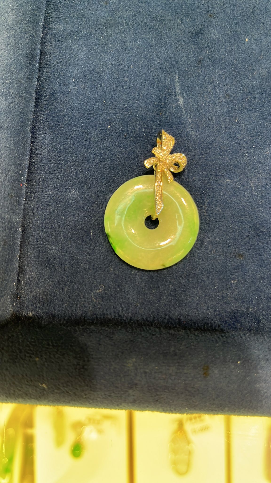 18K金鑲鑽蝴蝶結碧玉吊墜