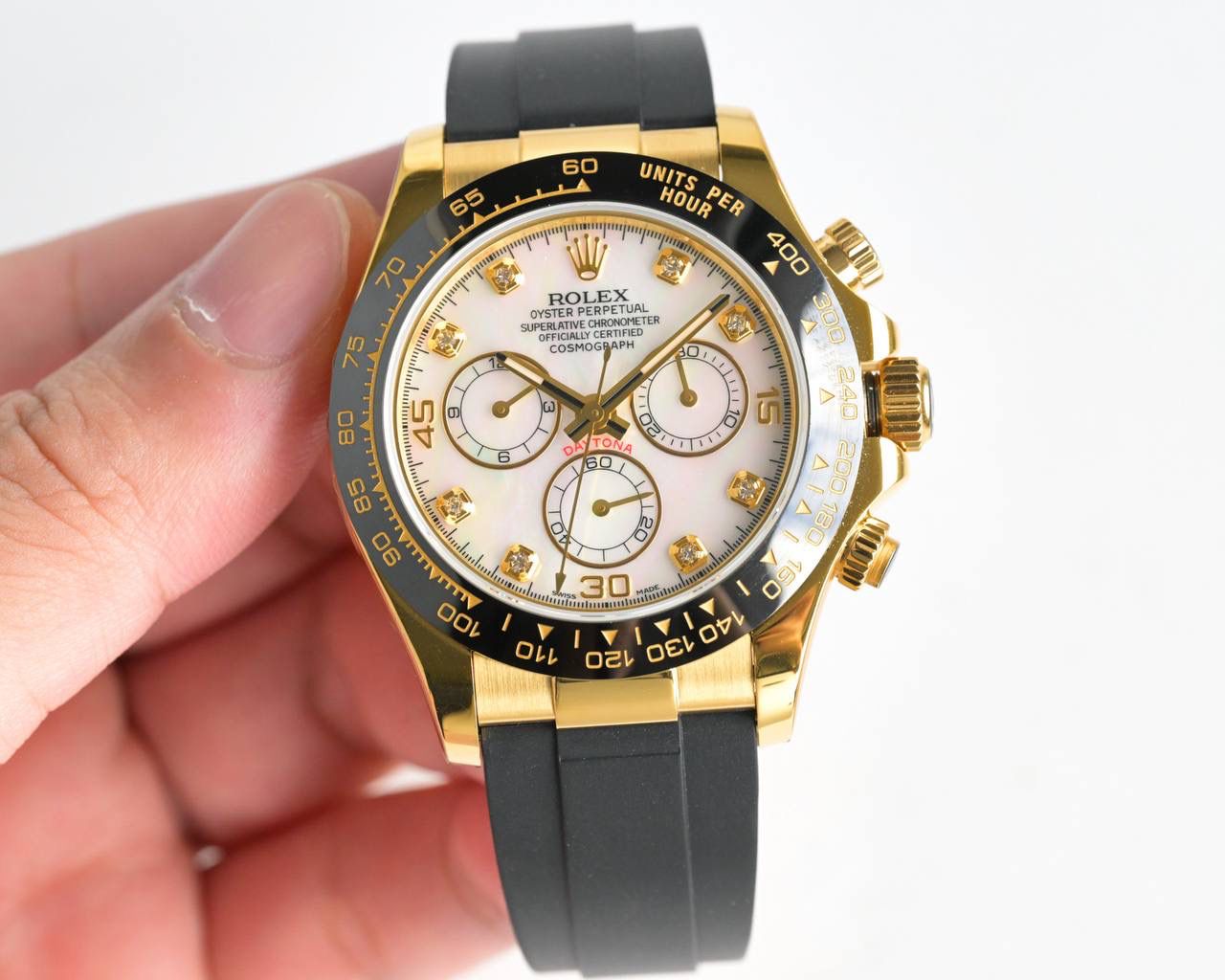 18k包金 现货供应 ROLEX-劳力士迪通拿系列 GTC中国国检检测证书，联网可查！一档调时 计时秒针 3字位9字位小针 功能原装一致！表壳原版开模，表盘尺寸40mm。厚度目前市面上最接近原装的 陶质实心外圈连计速刻度（采用真陶瓷工艺 刮不花 永不退色 质感和正品一致）功能盘字体和盘面logo采用叠加印刷工艺，从侧面观察会有微微隆起之感。盘面的底色纹路经过无数次过滤改正，确保百分百吻合与原装。其上的劳力士金属LOGO单独开模，无论是立体感还是圆润度均可PK原装 易读Chroma light夜光显示 配长效夜光物质。表镜平形蓝宝石水晶玻璃 抗刮损，效果绝不重影，吻合正品。⚠⚠六字位正品一致的有防伪的小皇冠👑（注意细节）表扣采用进口精钢1:1散件打磨而成 拉沙内侧 腐蚀劳力士钢印 外置正品一模一样的表扣保险环，完美在每一个细节！