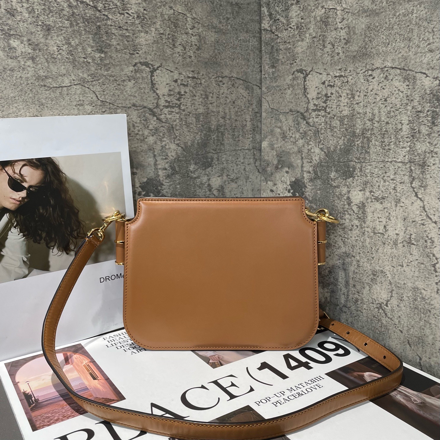 【預訂貨品】FENDI焦糖色金扣風琴包