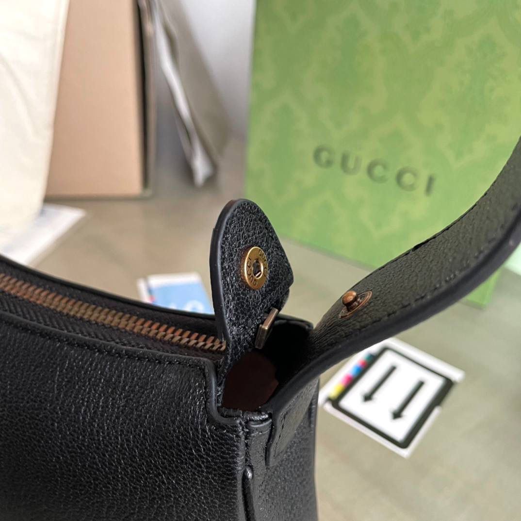 👜Aphrodite系列 型号:739076 尺寸:21*12*4 手袋向20世纪90年代末和21世纪初流行款式致敬，以全新廓形演绎，将经典设计与流行配色和富有辨识度的双G配件融于一体，打造时尚前卫且别出心裁的包袋造型。这款肩背包以黑色软皮匠心打造，巧妙融入金色调拉链开合.🔥🔥