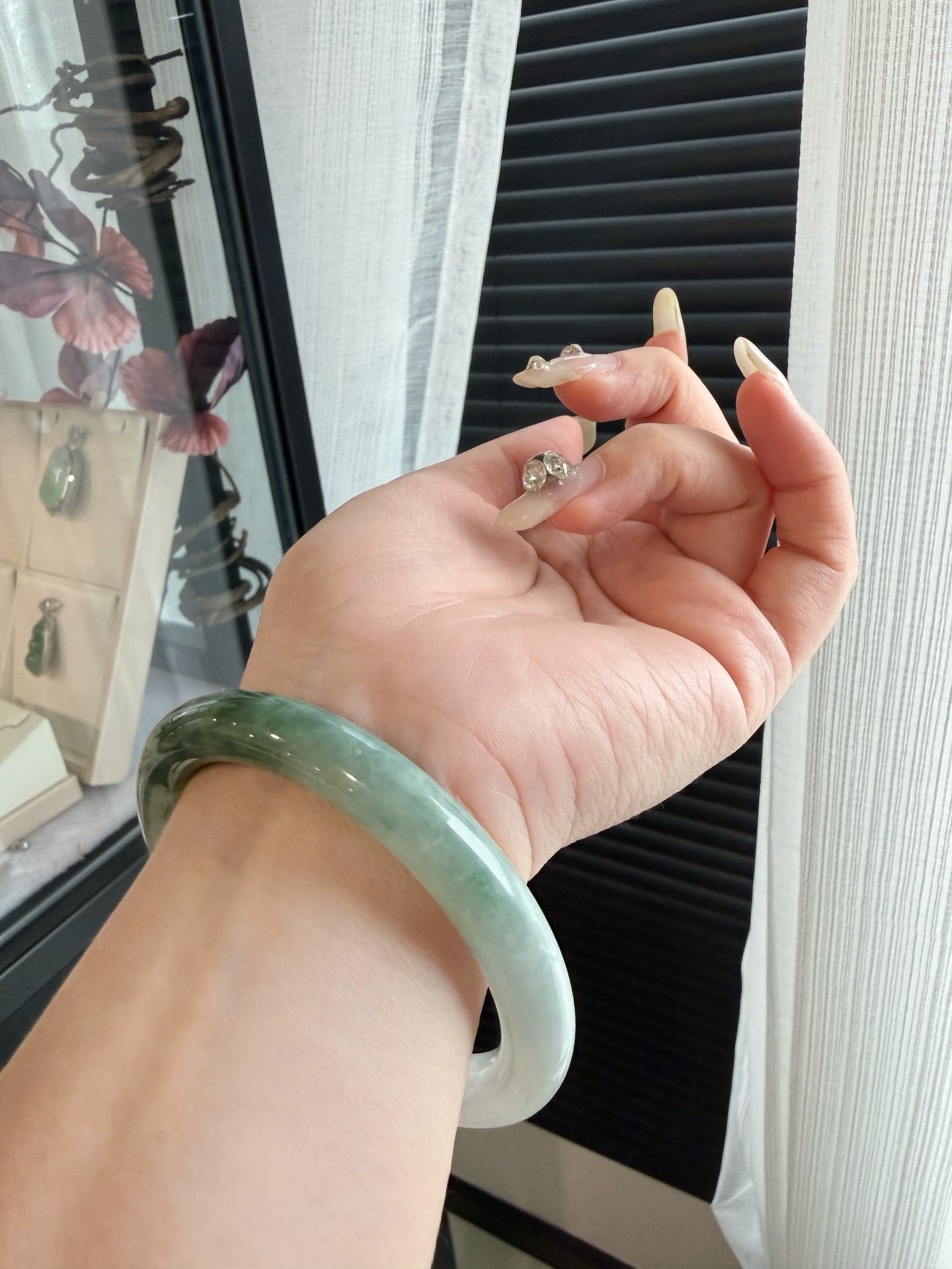 ✨ 马来西亚现货 ✨精品手镯 · 实物更美55圆条 半山水翡翠手镯 💎 尺寸圈口：55mm ｜ 宽度：9mm ｜ 厚度：8mm💰Rm1880.00 (有纹不扣)📄 附权威证书🕊 支持鉴赏期🌍 全球配送喜欢的宝宝欢迎 DM 💌先到先得，不留#马来西亚翡翠 #怡保 #吉隆坡 #新山 #新加坡