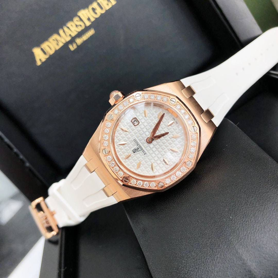 全网女神看过来😍😍这款爱彼女表才是最具有性价比的… 爱彼皇家橡树系列型号67601石英腕表，皇家橡树系列独有的八角形外观还拥有爱彼独特的设计风格也将女士优雅风格融入其中，深受女明星们的爱戴，即使只有33毫米的小尺寸，也将爱彼独有的纯净美感与刚毅线条展现的淋漓尽致💝💖💘而镶满钻石的表圈也为佩戴的女士增添了更多的柔美。（32颗1.6明亮式切割美钻，总重约0.65克拉）巴蒂镶嵌一枚半透明凸面蓝宝石，搭载瑞士进口石英机芯，拥有实用的日历显示功能，女士们佩戴起来不会显得沉重 ，配专柜最新全套包装发货！这种货一般数量不是很多哦