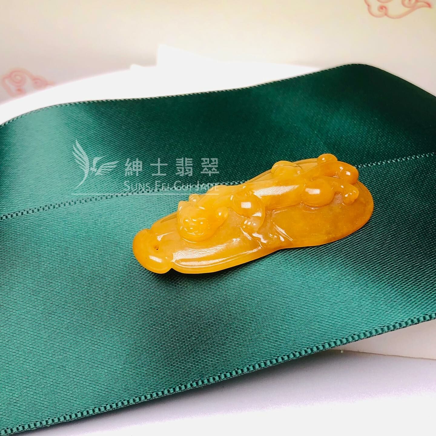 滿色翡玉螭龍吊墜