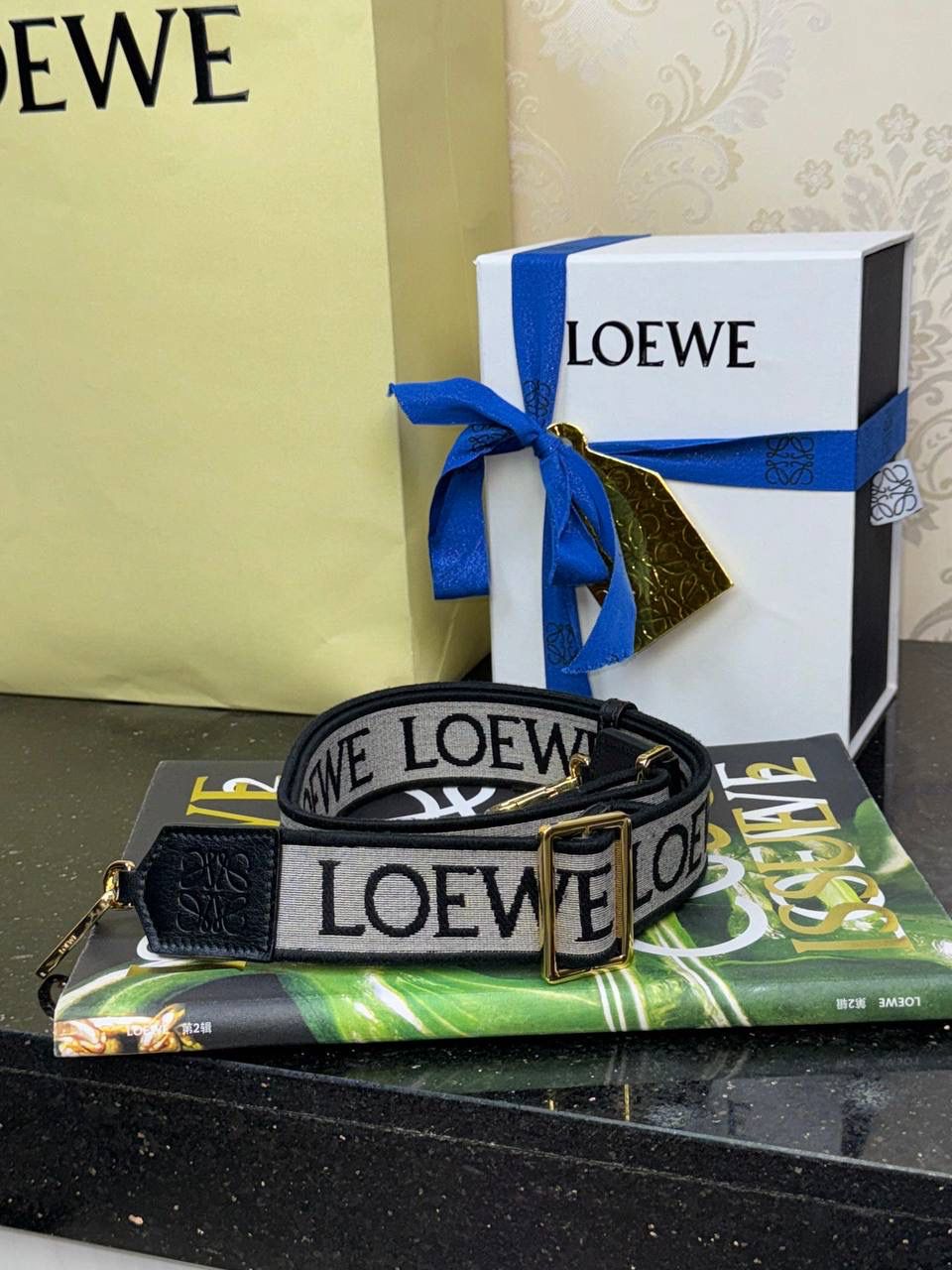 【黑/金尊享版】 —全新升级肩带出货啦❤️ 👉🏻独家进口机器，全新升级刺绣，无限接近砖贵𝙕𝙋👍 👉🏻满配Anagram图案，一条肩带，用途多多😀 长度：𝟗𝟗-𝟒𝐜𝐦 编码：182323 颜色：黑/金