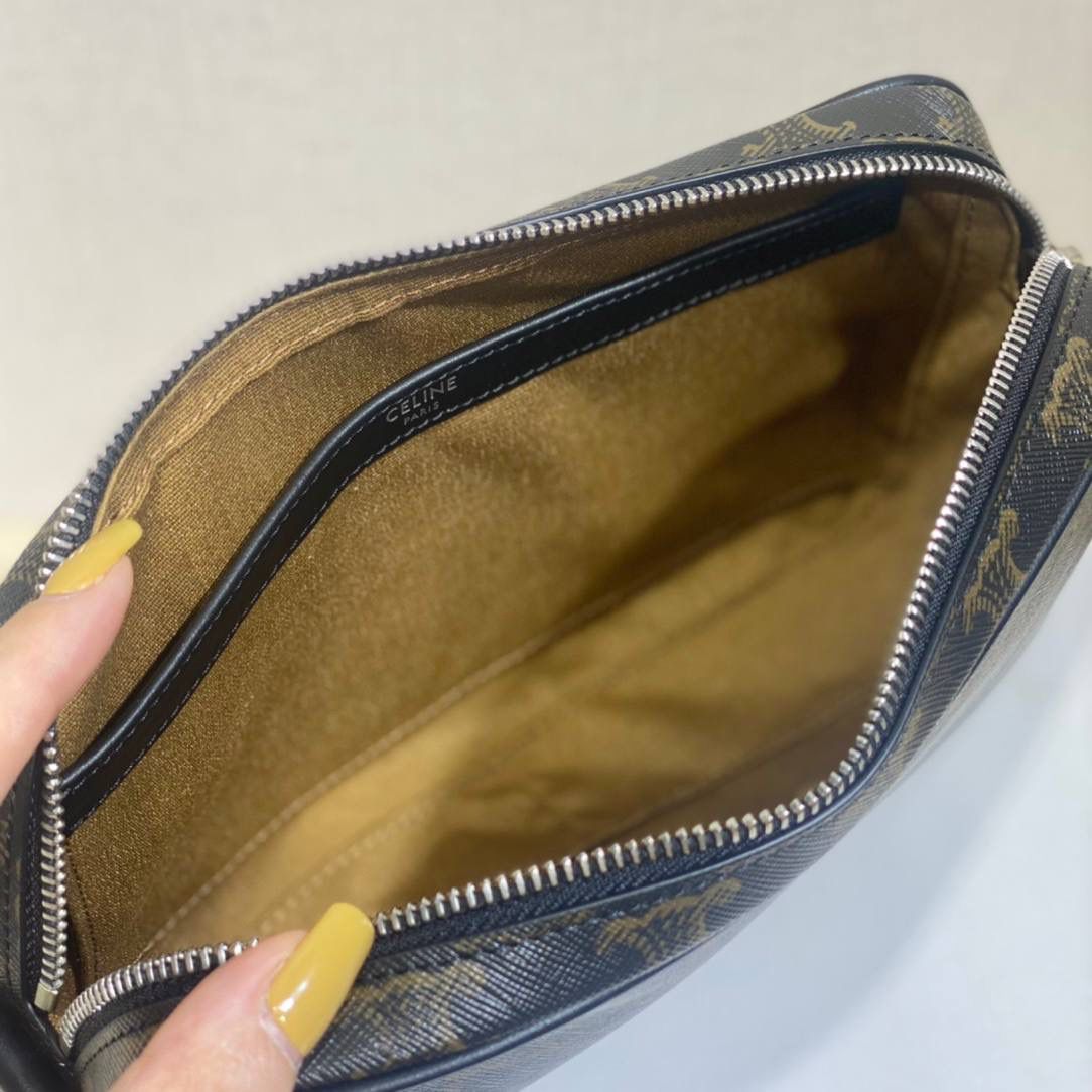 🔥大货实拍图 𝗖𝗘𝗟𝗜𝗡𝗘♥标志印花邮差包 不可否认Hedi的确做男款是很厉害的，这个老花相机包既实用又很好凹造型，绝对的好物推荐！型号：197202 尺寸：23*14.5*4cm