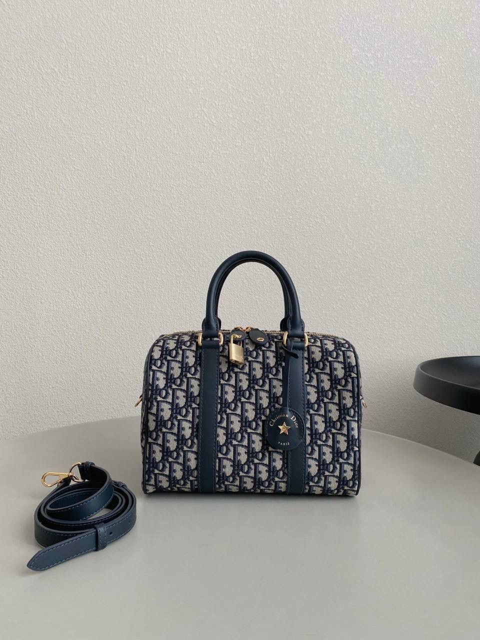 🈶老花蓝 𝗗𝗜𝗢𝗥 𝐠𝐫𝐨𝐨𝐯𝐞手袋·25 枕头包大家都知道 唯一的缺点就是能装 抗造hhh～ 最近最火热度最高的一定是𝙳𝚒𝚘𝚛 𝚐𝚛𝚘𝚘𝚟𝚎 当之无愧了吧！ mini小巧可爱， 最火爆 小号实用性强，推荐五颗⭐ 中号率性酷飒，适合165cm以上的妹子 日常出门容量绰绰有余 25 x 19 x 15cm #7023m