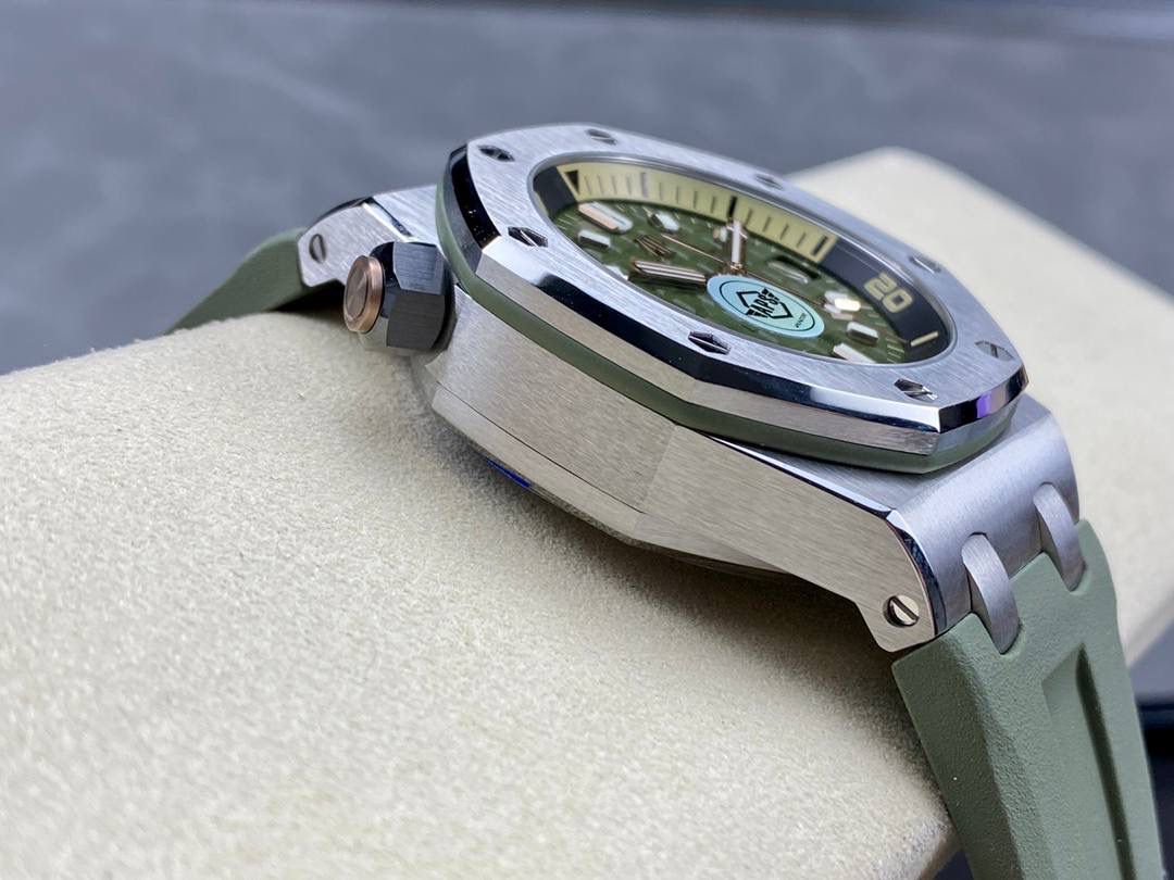 🚀爱彼15720st 搭载全新定制一体机cal.4308机芯(非各种日本机改板），整体腕表尺寸42x141.2mm, aps不惜高成本开发一体机，原装开模，让复刻高度更进一步💯 ❶机芯:机芯采用定制一体机cal.4308机芯并非市面上普通版本夹板机，日历瞬跳功能所有齿轮均真实可动并非装饰，机芯采用CNC刻字更清晰更立体 ❷表壳:dps原装开模，拆解正品原装数据,3D立体建模，使其尺寸比例与原装完全一致,所有配件与原装通用互换，表壳笔直的拉丝工艺和棱角分明的表壳完美融合❸表带:经过2年的试错，不断提升工艺和品质，最终达到原装无二的效果,无论从颜色材质、和工艺都能媲美专柜表带,可以与原装互换 ❹头粒:采用与原装同步的一-键快拆式按钮使表带可以轻松一键拆卸，表扣同样也是采用一键快拆式设计，可以通用正品