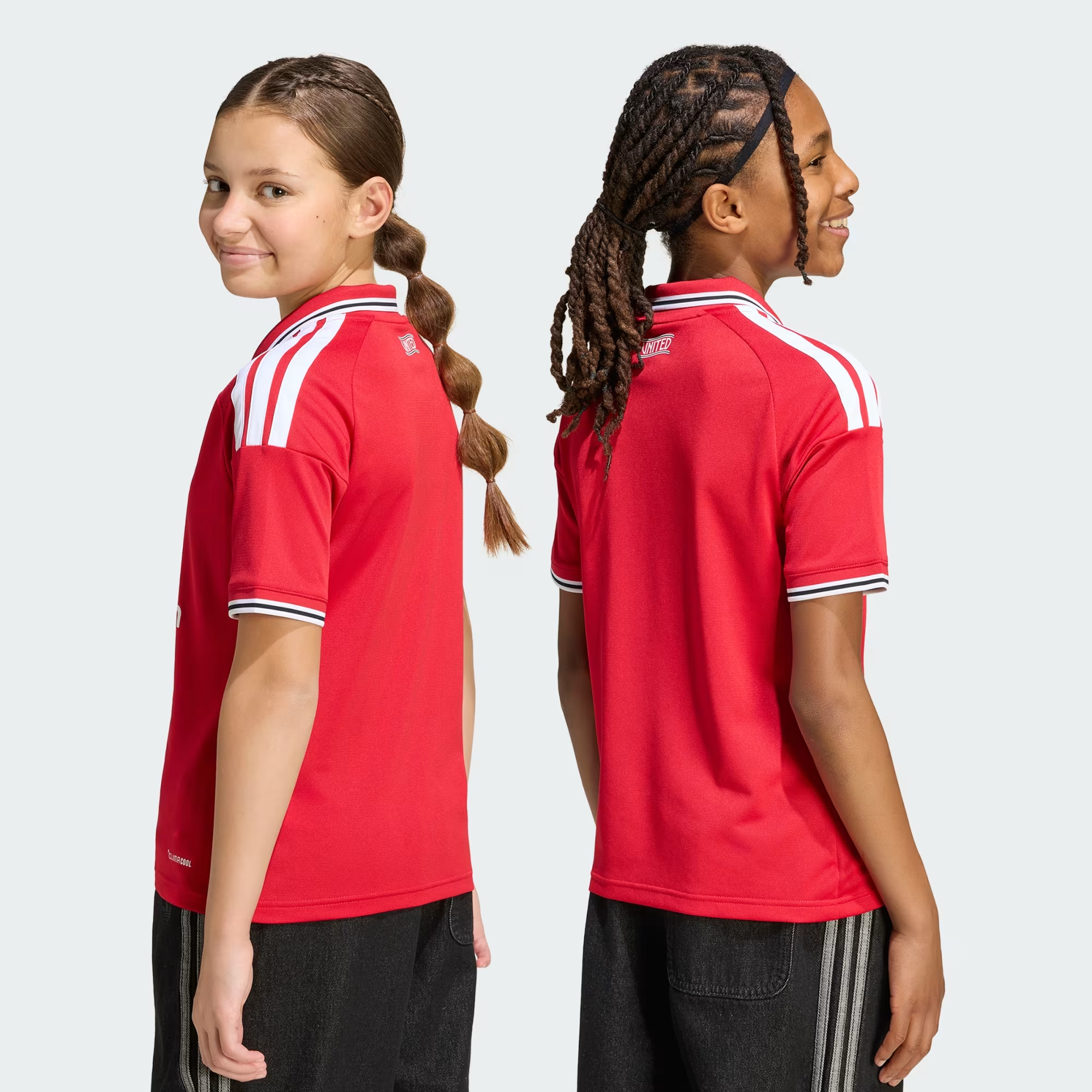 重現七十年代紅魔榮光 Adidas Manchester United 曼聯 2026-27 主場童裝球衣 (可加印字章) KC4796