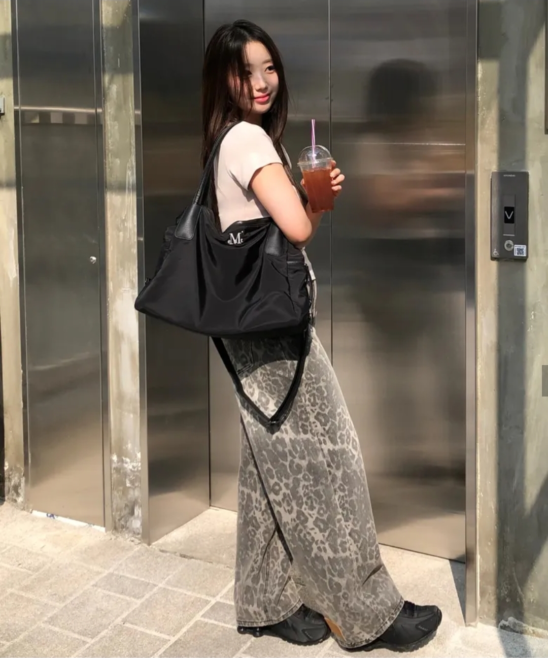 Mucent 4-Way Signature Logo Tote Bag