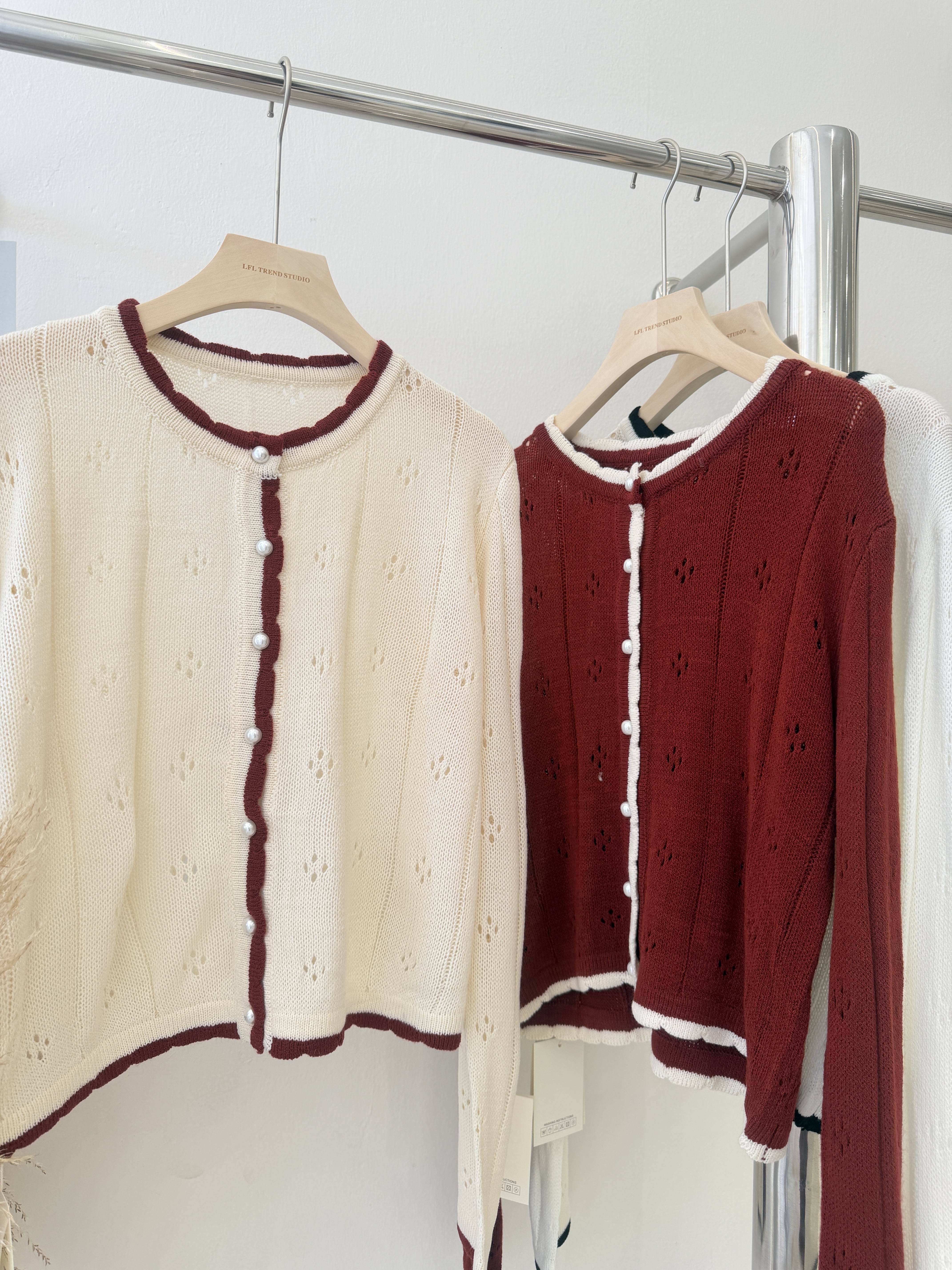 6714 温柔木耳边镂空长袖