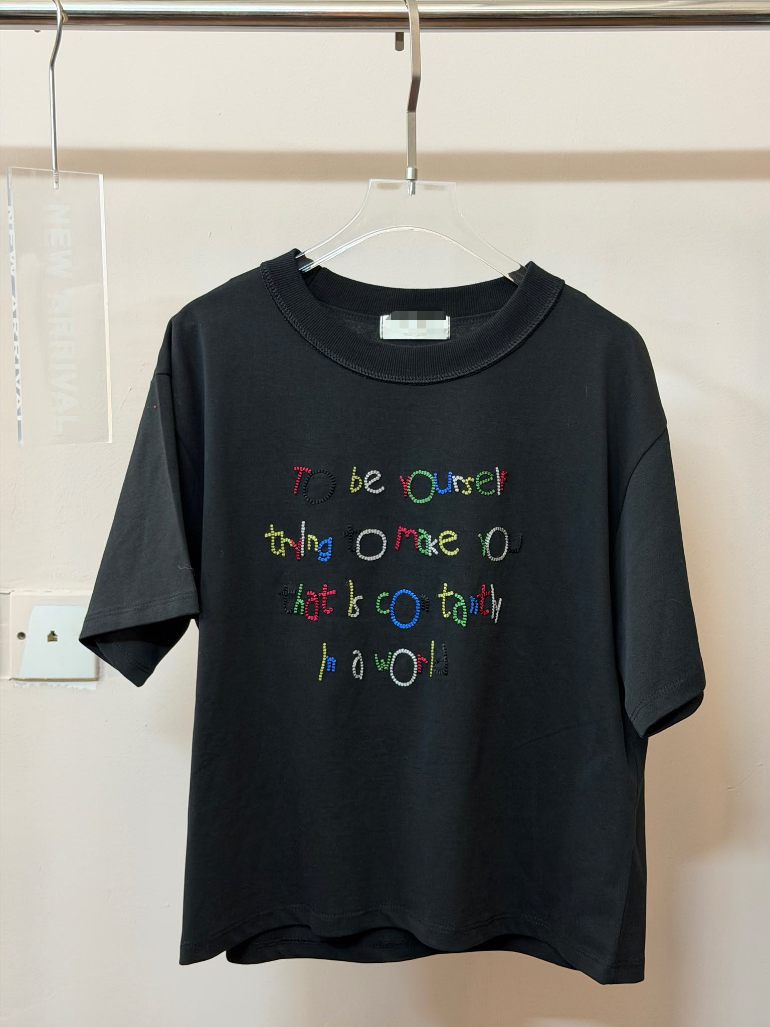 黑色彩色刺繡標語上衣