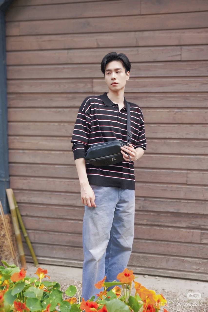 ———变形𝙎𝙡𝙞𝙣𝙜斜挎腰包👜 （新款黑色到货👉🏻） 尺寸：𝟑𝟐.𝟓-𝟗-𝟏𝟐.𝟑𝐜𝐦 编码：060402 👉🏻正面饰品牌标志性𝙇𝙤𝙜𝙤，搭配可调节𝙇𝙊𝙀𝙒𝙀织带，可打开以改变手袋容量并实现多种携带方式⭐️ 👉🏻经典小牛皮，皮质细腻柔软。可斜挎或者作为腰包携带，内里容量大，可容纳日常出行所需⭐️ 👉🏻独家全套礼盒套装➕独家高端品质，好货全在我手，送礼佳品⭐️