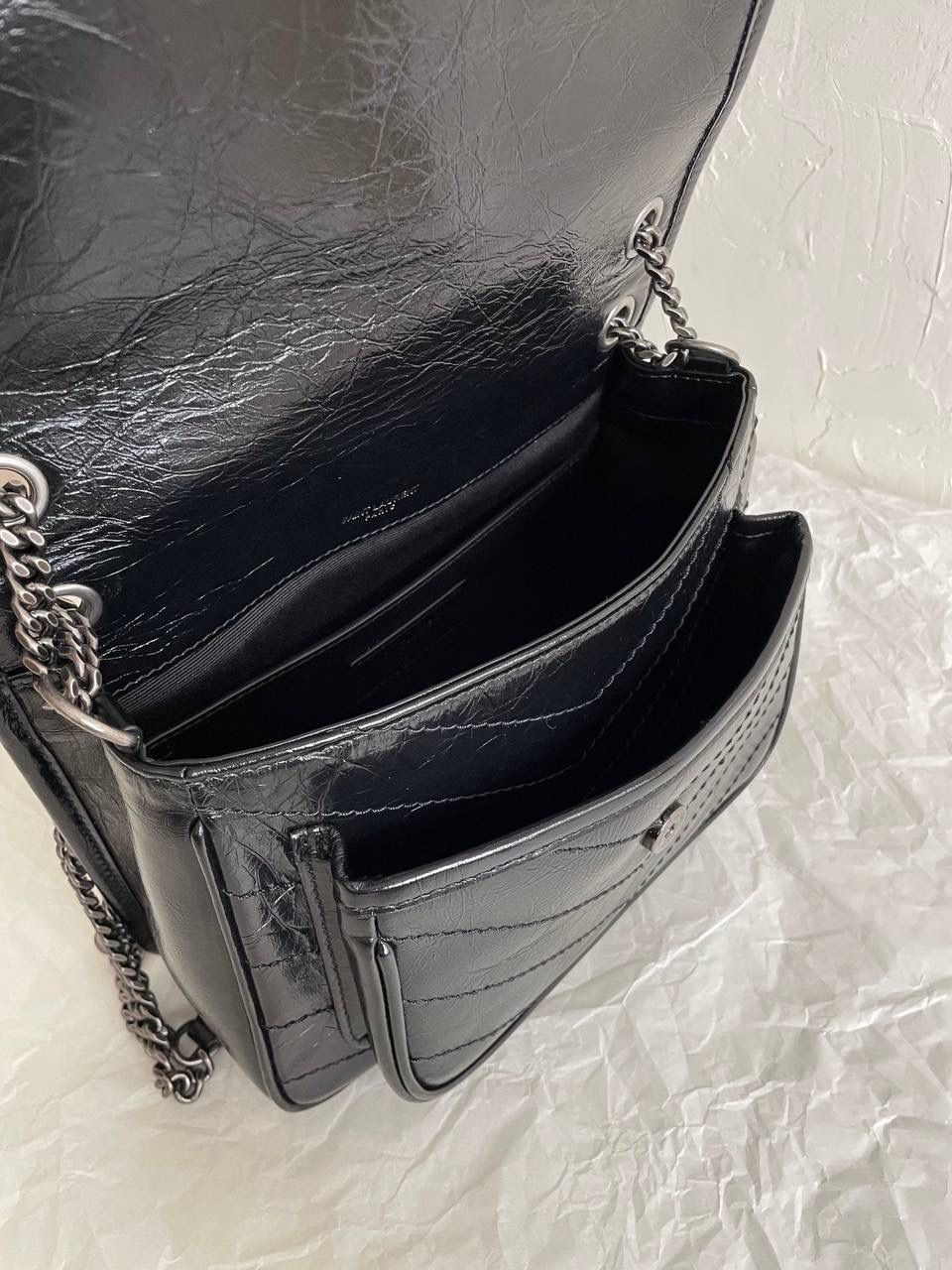 镇店之宝🔥 ys1 niki 油蜡皮黑色：银链小号🛞 作为他们家的must have之一 我们找到了专门做了10余年ys1的老师傅来做 按他的话说，闭着眼睛都能做出来 原厂皮，全钢五金，半金半银的烫金logo 这个包真的做得非常非常好！ 我们也和zp一样同步更新了两个"D扣"小耳朵 听我一句，niki种草了就一定要买 几乎每个买了niki的姐妹都会后悔买晚了！ 早买早享受咯～ 小号：22×16×7.5cm633160m 中号：28x20x8.5cm633158m