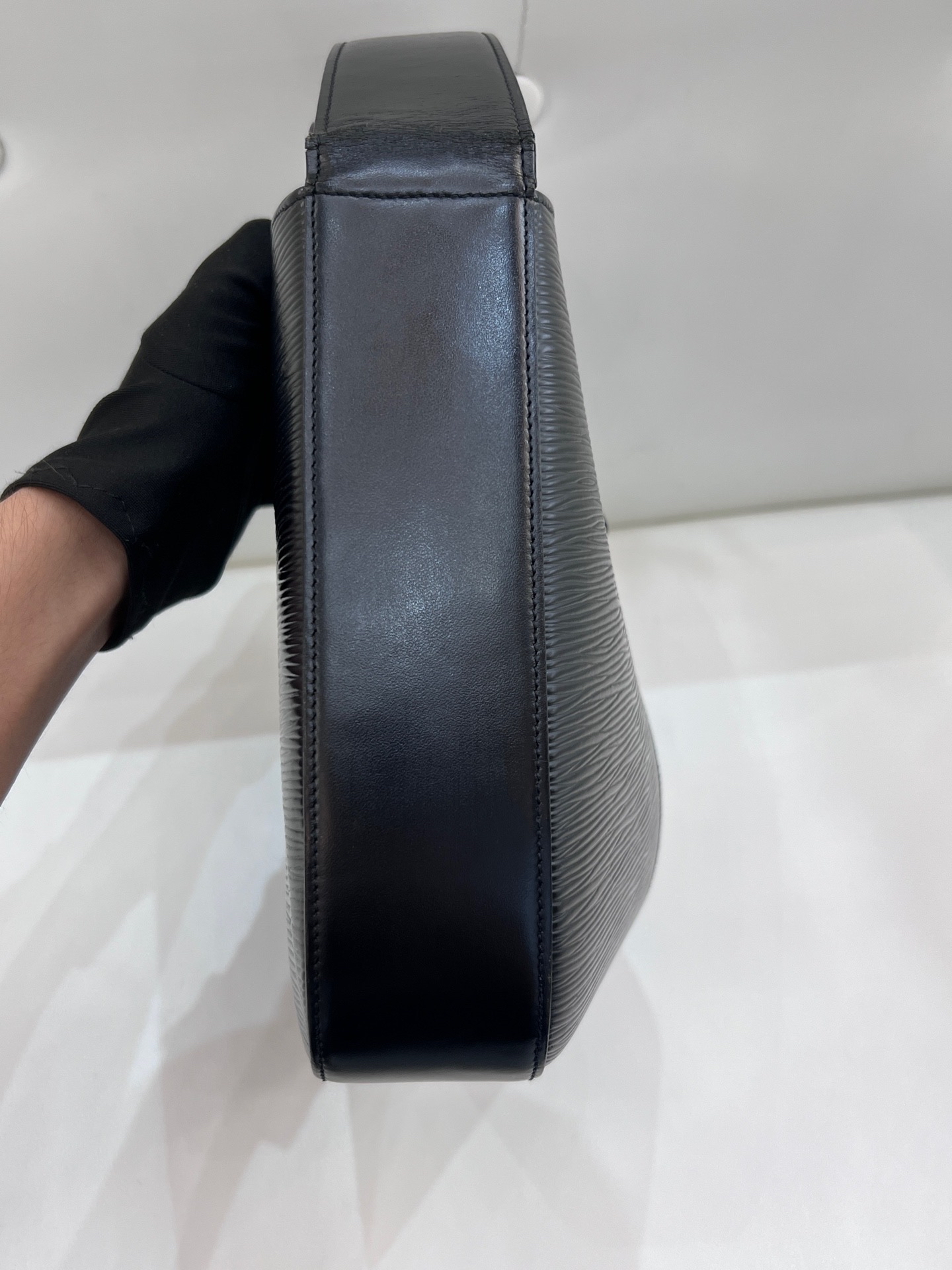 【預訂貨品】LV黑色EPI水波紋貝殼包 