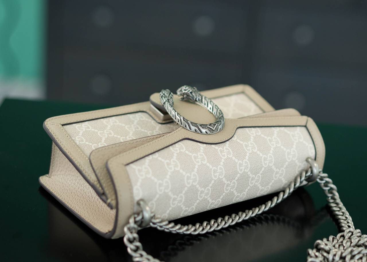 🥯GG Dionysus系列经典酒神 燕麦色 25cm 正品售价¥23.000 燕麦色是新出的颜色，非常适合夏天 25cm我个人是感觉刚刚好的 出镜率非常高 简直是穿搭利器 最重要是，它真的不重~ 官方款号 499623 尺寸：25x13x7cm